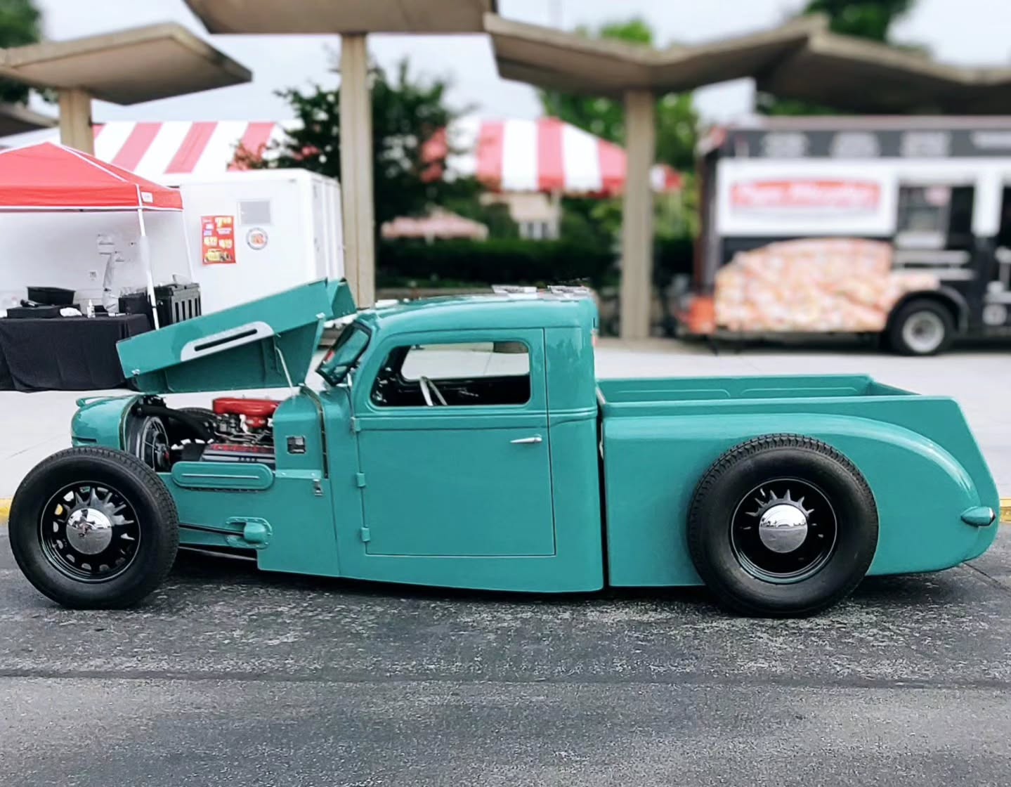 Laid-out, shaved, and slammed perfection spotted at the Street Rod Nationals in Louisville đ€€ This wild custom pickup looks like it was poured onto the pavement â killer stance, slick teal, and that engine bay is all business. Who else is digging this low ânâ loud vibe?#StreetRodNationals #Louisville #cartucky #HotRod #CustomTruck Slammed BaggedOrBodied CarShowVibes