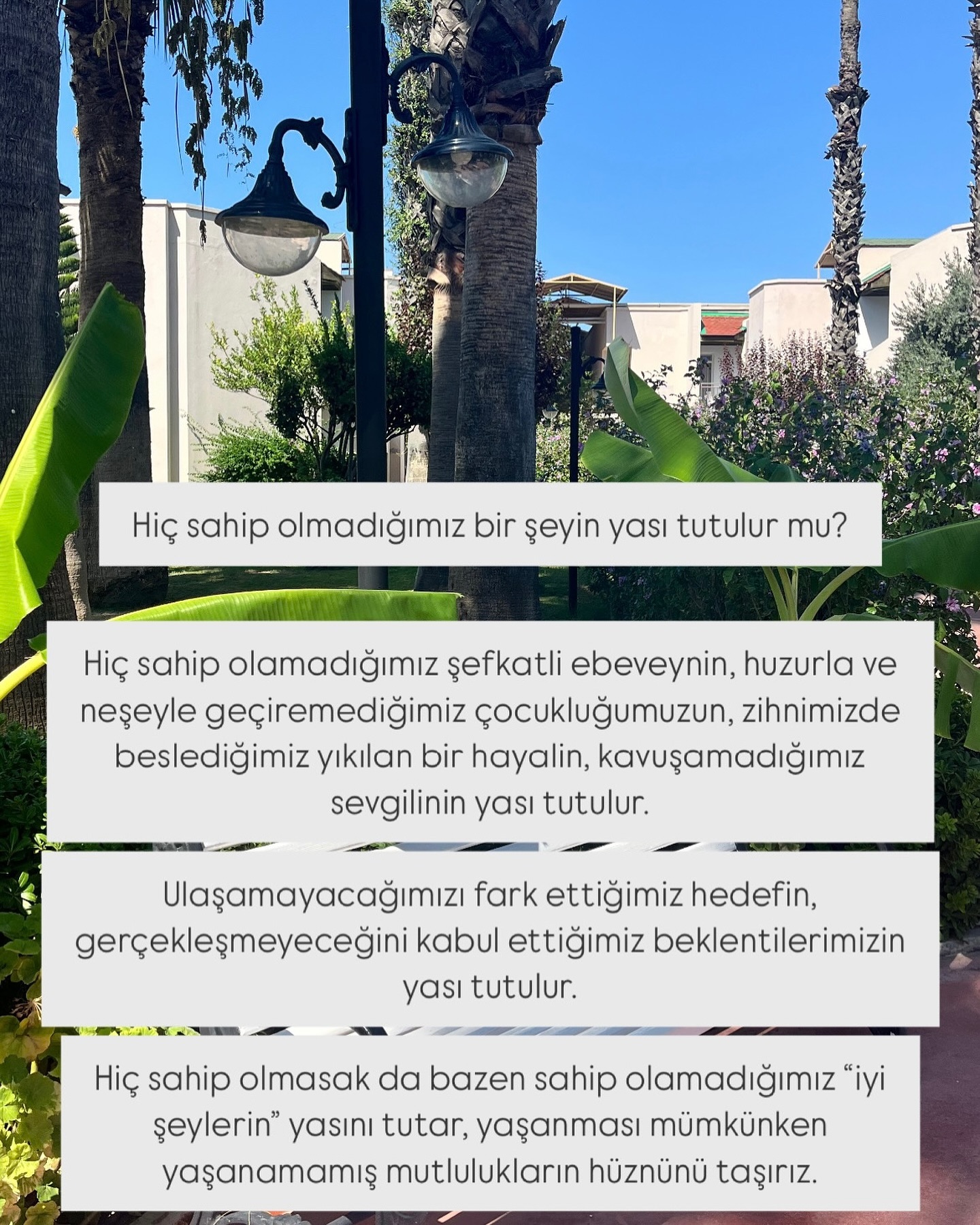 İzlediğim bir filmde duydum bu soruyu. Büyük bir hayal kırıklığıyla ve aklı karmakarışık bir halde soruyordu kadın. Yaşadıklarını anlamlandırmakta, hissettikleriyle başa çıkmakta zorlanıyordu.
Arkadaşı bu soruya yanıt vermekte zorlandı. “Bilmiyorum ama neden olmasın?” diyebildi sadece. Sıkı sıkı sarıldı, “Şunu biliyorum, üzülmeye hakkın var. Kaybettiklerin için ve hiç senin olmayanlar için üzülmeye hakkın var.”
🌱Yas tutma hali yalnızca varlık gösteren bir şeyin, durumun ve kişinin yokluğunda ya da değişiminde değil olması gerekenlerin olmayışı, yaşanmasını umut ettiğimiz şeylerin yaşanmayışı gibi birçok durumda da var olabilir.
#psikoloji #psikoterapi #yas #yasterapisi #bdt #bilişseldavranışçıterapi #şematerapi #psikolog