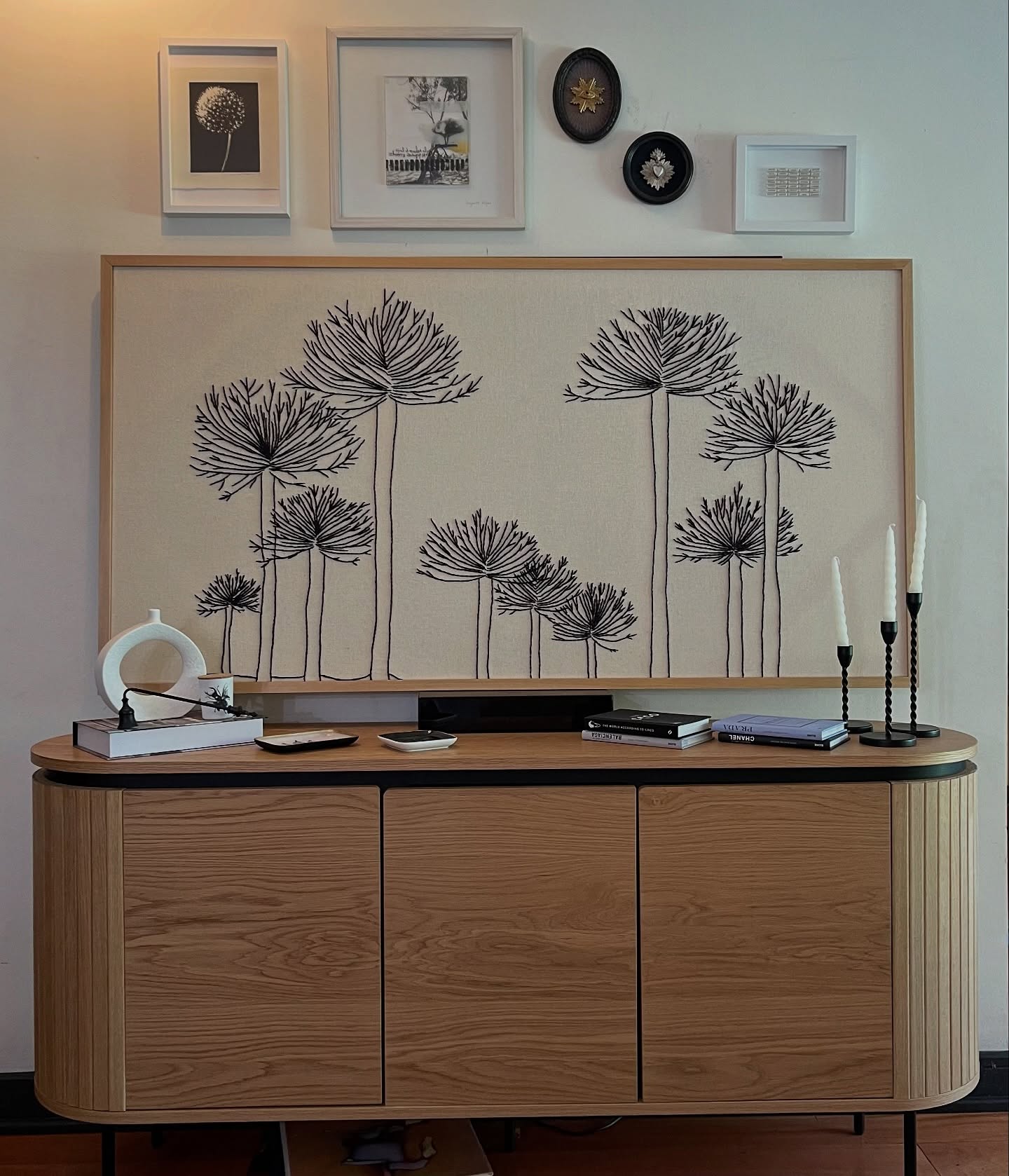 Me tocó estar en el sur unos días, siempre me gustaron las araucarias pero no las habías visto nunca…..entre preciosos paisajes, montañas y ríos, las araucarias se levantaban firmes, antiguas, casi eternas. Hay algo en su forma que impone respeto… como si guardaran historias que el tiempo no ha podido borrar.
Este cuadro nace en ese viaje, un encargo para una casa en el sur. Me encantó bordarlo, fue como traer un poco de lo que había visto, de quedarme con esa calma que se siente al estar en la naturaleza .
#linonegro_home #araucarias #surdechile #bordadoamano #decoración