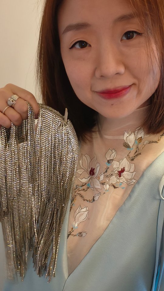 For @fetechinoise Lunar New Year signature dinner event, I wanted to wear something that felt quietly powerful.
Not the loudest silhouette in the room, not the most dramatic entrance — but a dress that speaks in nuance. Thierry felt right. Architectural yet fluid. Structured yet effortless. A piece that holds presence without demanding it.
As a Chinese designer building OUMA between cultures, Lunar New Year always feels personal. It’s about reflection, heritage, and stepping forward with intention.
This was my way of honoring both — tradition in spirit, modernity in form.
Happy New Year! ❤️🧧🐎
#OUMA #FeteChinoise #LunarNewYear #AsianCreatives #ModernBridal