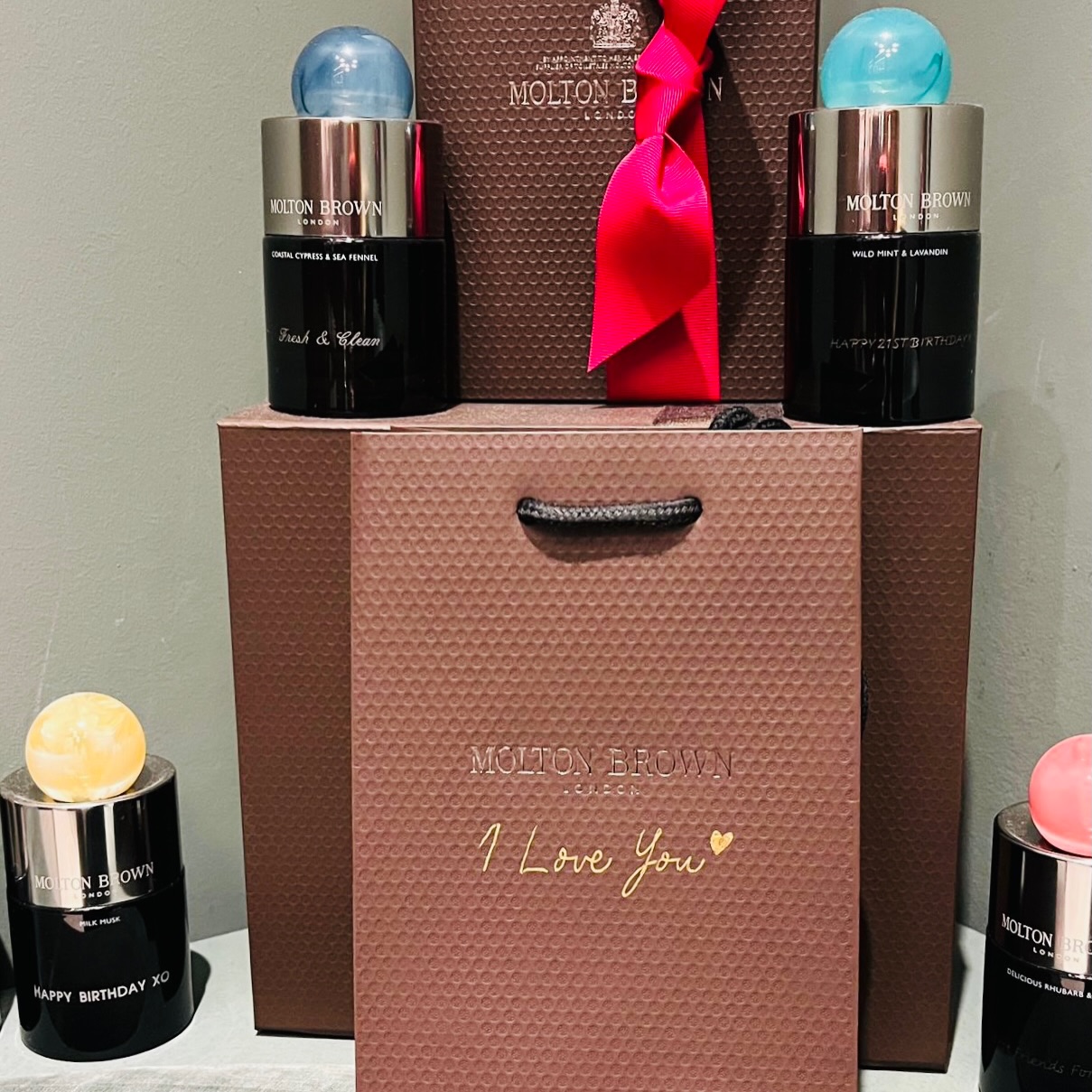 More from today’s Valentine’s personalisation with Molton Brown 💌
All afternoon we’ve been writing messages of love, often while the recipient was only a few metres away!!
If you visited us in Manchester City, Glasgow, Bluewater or Cheltenham today, thank you for trusting us with your gifts. We loved being part of your surprises 🤍
@moltonbrown
#ValentinesGift #MoltonBrown #GiftPersonalisation #CalligraphyInStore #handwrittenfont