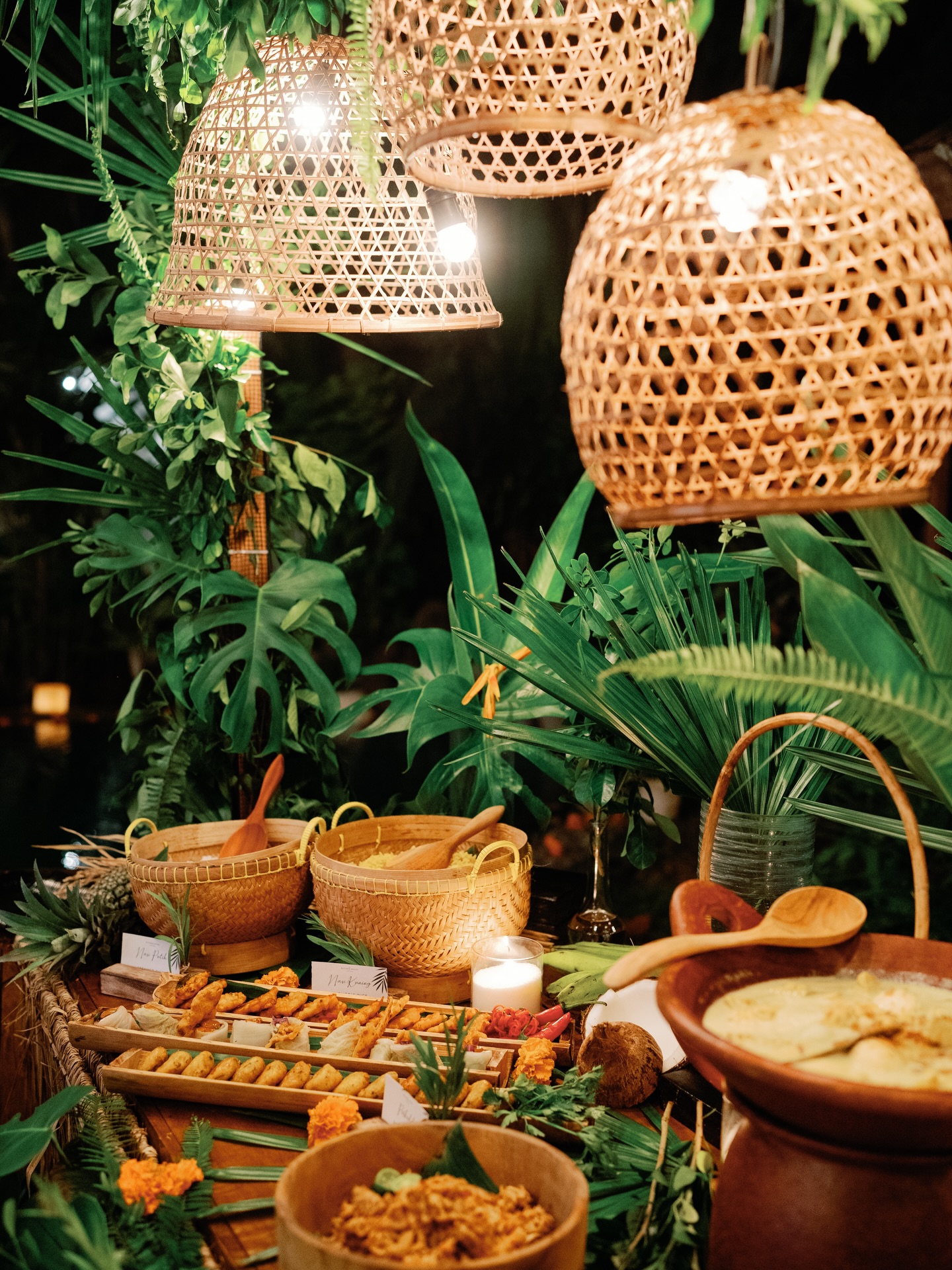 We love when our couples choose Indonesian food for their wedding 🥰
You’re in Bali… so why not eat like you’re in Bali?
Big flavours, beautiful local dishes, and food that’s made to be shared. It just feels right.
Photos by the amazing @kadek_artayasa