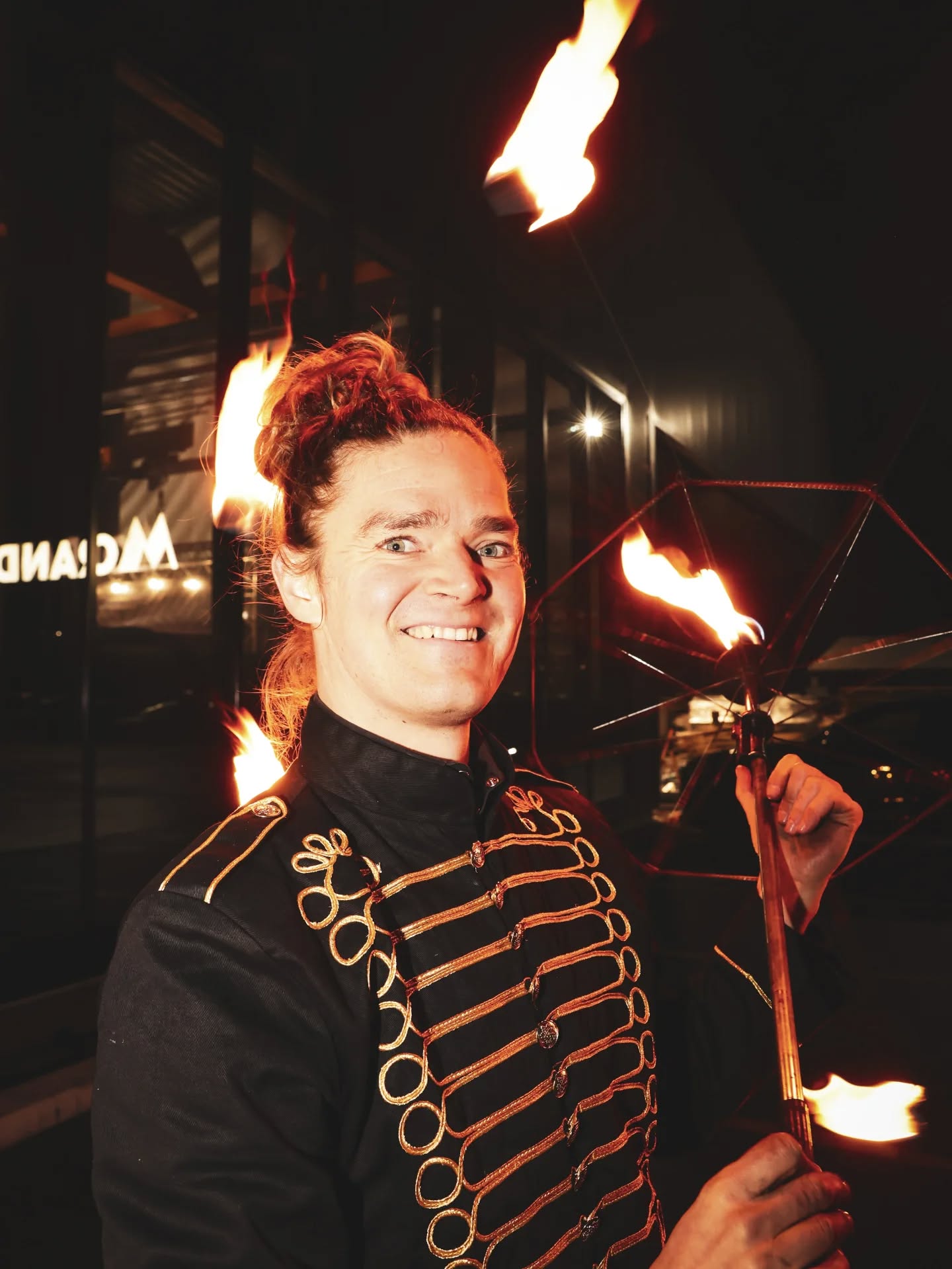 Ce genre de portrait, c’est assez rare pour moi. Mais il montre qui se cache derrière le spectacle.
Je suis disponible pour des numéros d'art de rue, magie, jonglage LED et feu... En suisse et ailleurs ✨️#spectacle
#magiesuisse #evenementsuisse
#spectaclesuisse