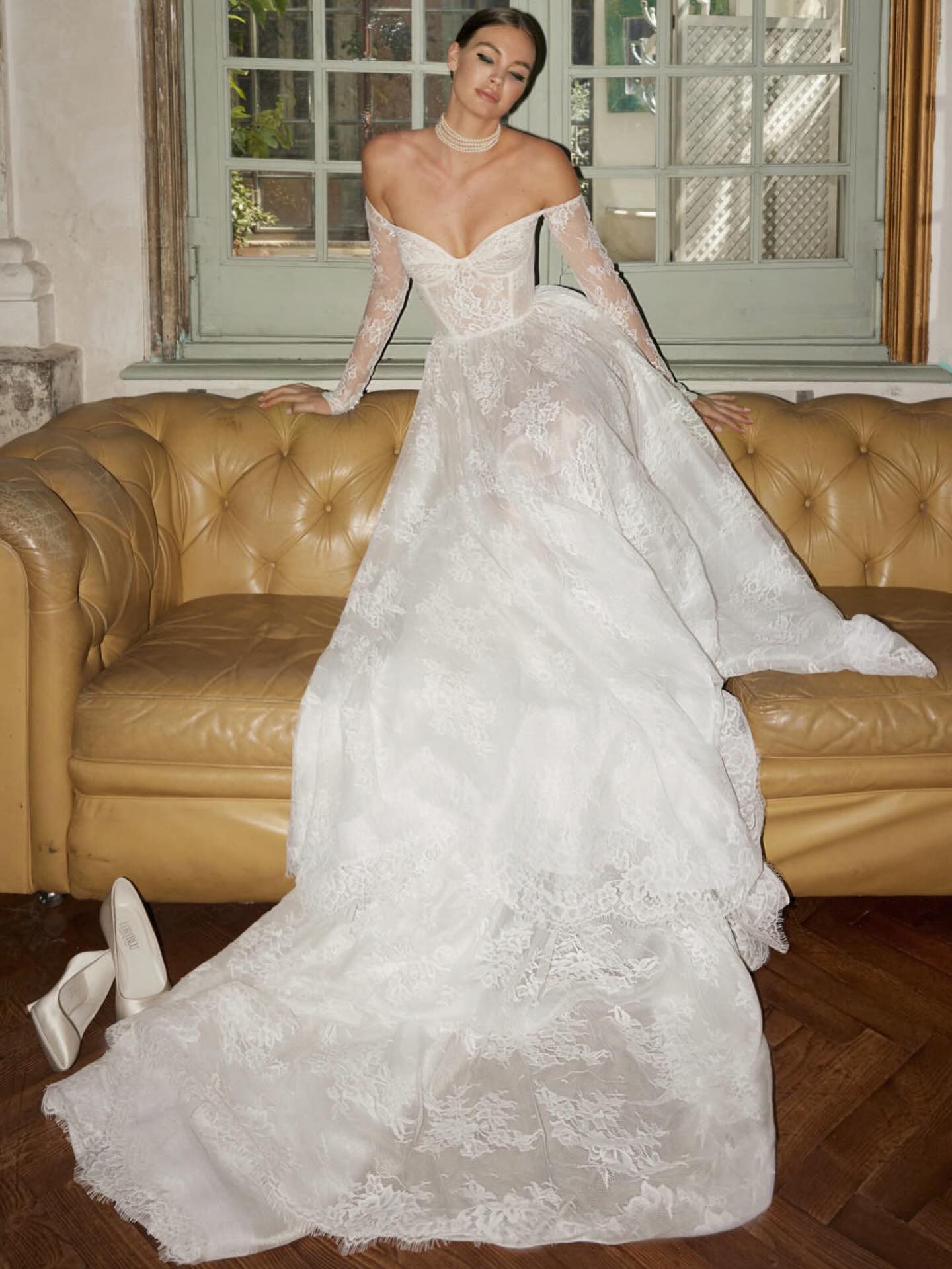 Where are our winter brides at?!
Here are our favorite long sleeve gowns for your winter wedding ❄️🩵