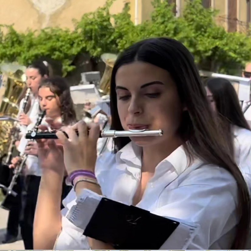 L'enhorabona a la nostra companya @agaatta._ , qui ha aconseguit el Premi Extraordinari Fi de Títol en Ensenyances Professionals al Conservatori "Mestre Vert" de Carcaixent.
Per molts èxits més!