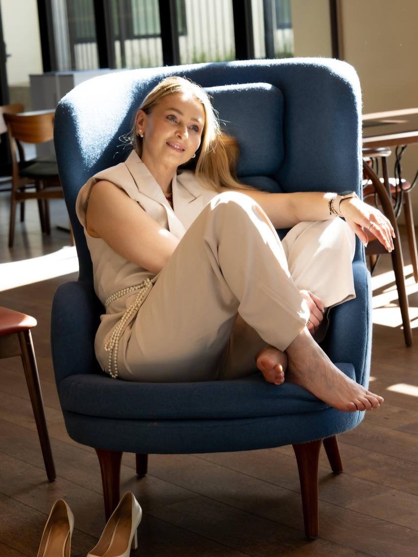 My approach to style is simple.
Style isn’t about fashion.
Style isn’t about how much you spend.
Style is about clarity.
Style is about ease.
When your wardrobe feels calm,
getting dressed becomes effortless.
If you’re looking for a personal styling consultation,
DM “STYLING” and let’s start 🤍