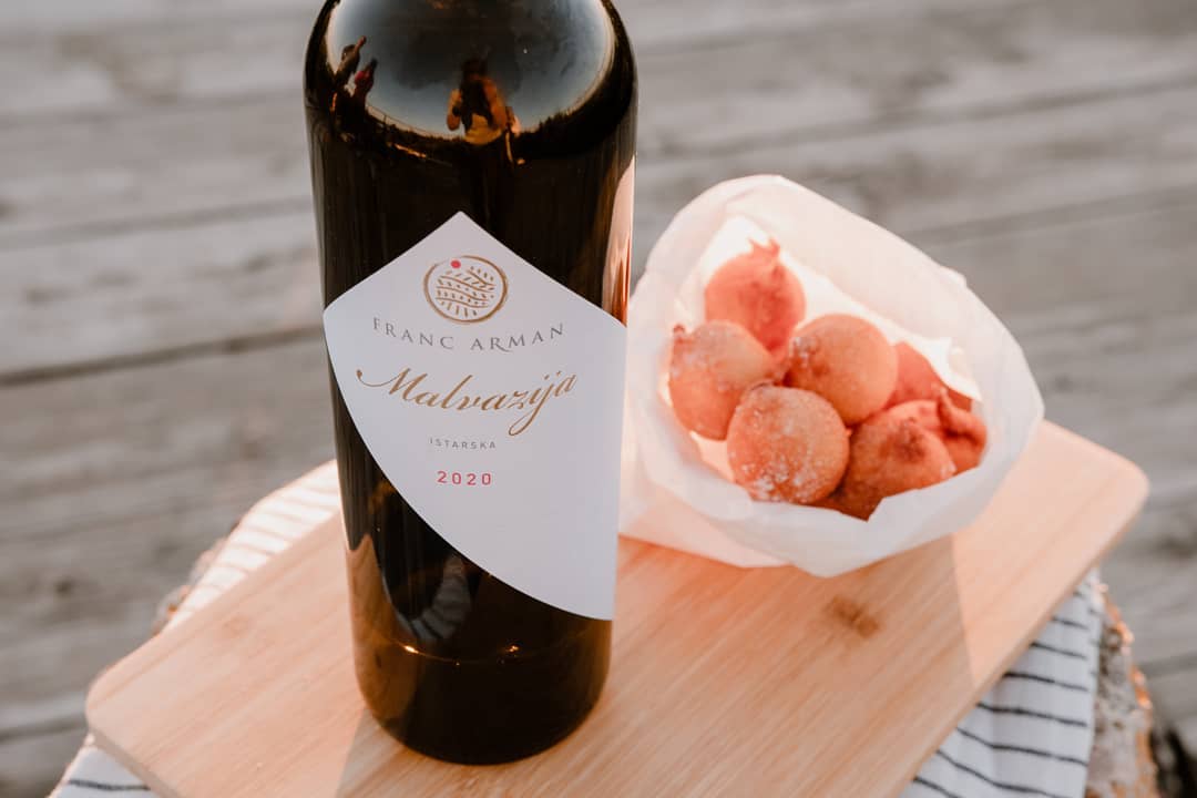 Our gastronomic experience is completed by the Franc Arman winery.
Their 2020 Malvasia fits perfectly into our hiking tour menu.
Naš gastro doživljaj upotpunjuje vinarija @francarman_wines_ . Njihova Malvazija 2020 savršeno se uklapa u naš meni na pješačkoj turi.
.
.
.
.
#outdoorlife #outdoors #outdooradventures #outdoorwomen #fora #foradventure #pula #croatia #croatiafulloflife #croatiafullofnature #croatiafullofadventures #gourmet #gourmettour #expirience #explore