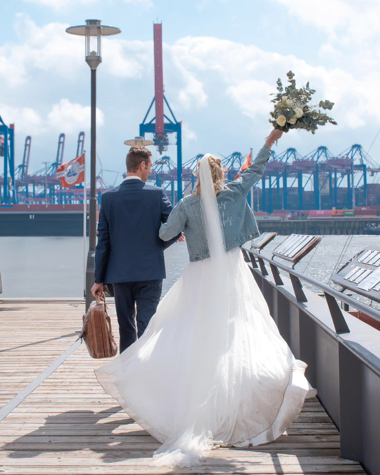 Zwei Herzen auf großer Fahrt – der Hamburger Hafen Ihr erster Stopp. 😍🤗
#HamburgFotograf #hamburgphotographer #wedding #hochzeit #standesamthamburg #standesamtaltona #standesamtbergedorf #standesamteppendorf #loveisintheair #afterweddingshooting