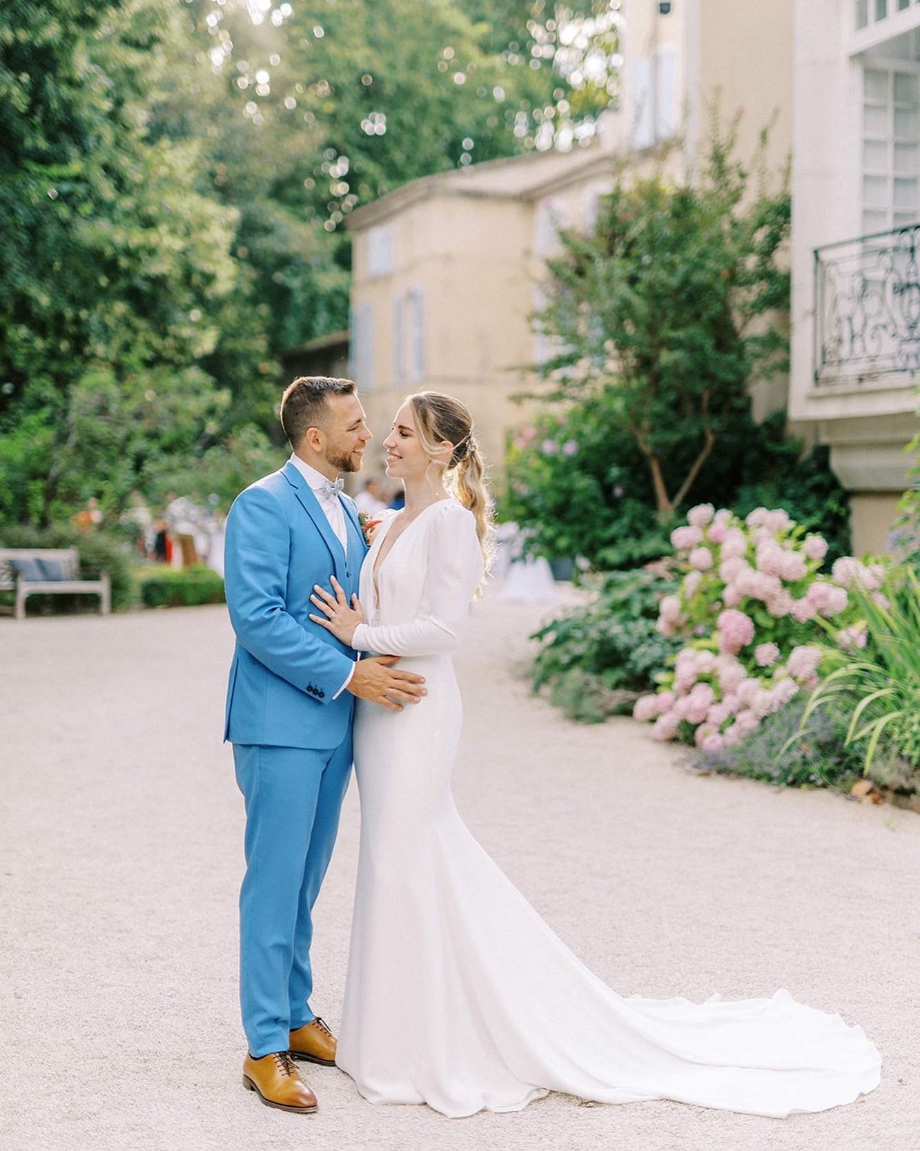 Prendre le temps d'un moment à deux pour se retrouver en amoureux... 💑💕
Quand le grand jour arrive, il est facile de se laisser emporter par l'excitation et la frénésie de cette journée. Une séance de couple sera comme une bouffée d'air frais, vous offrant l'occasion de vous recentrer sur l'essentiel et de savourer l'amour et la complicité qui vous unissent. 💖
Et...je ne vous cache pas que c'est l’un de mes moments préférés !
Je comprends que cela puisse sembler intimidant, mais soyez assurés que je serai là pour vous comme une amie, vous guidant tout au long de cette étape magique. 🤗💫
.
.
#weddingphotography #fineartweddingphotographer #weddingsouthoffrance #wedding2024 #frenchweddingphotographer #destinationweddingphotographer #weddingprovence #chateaudesbarrenques #brideandgroomportrait #brideandgroom #provencewedding #couplesession #weddingcouple