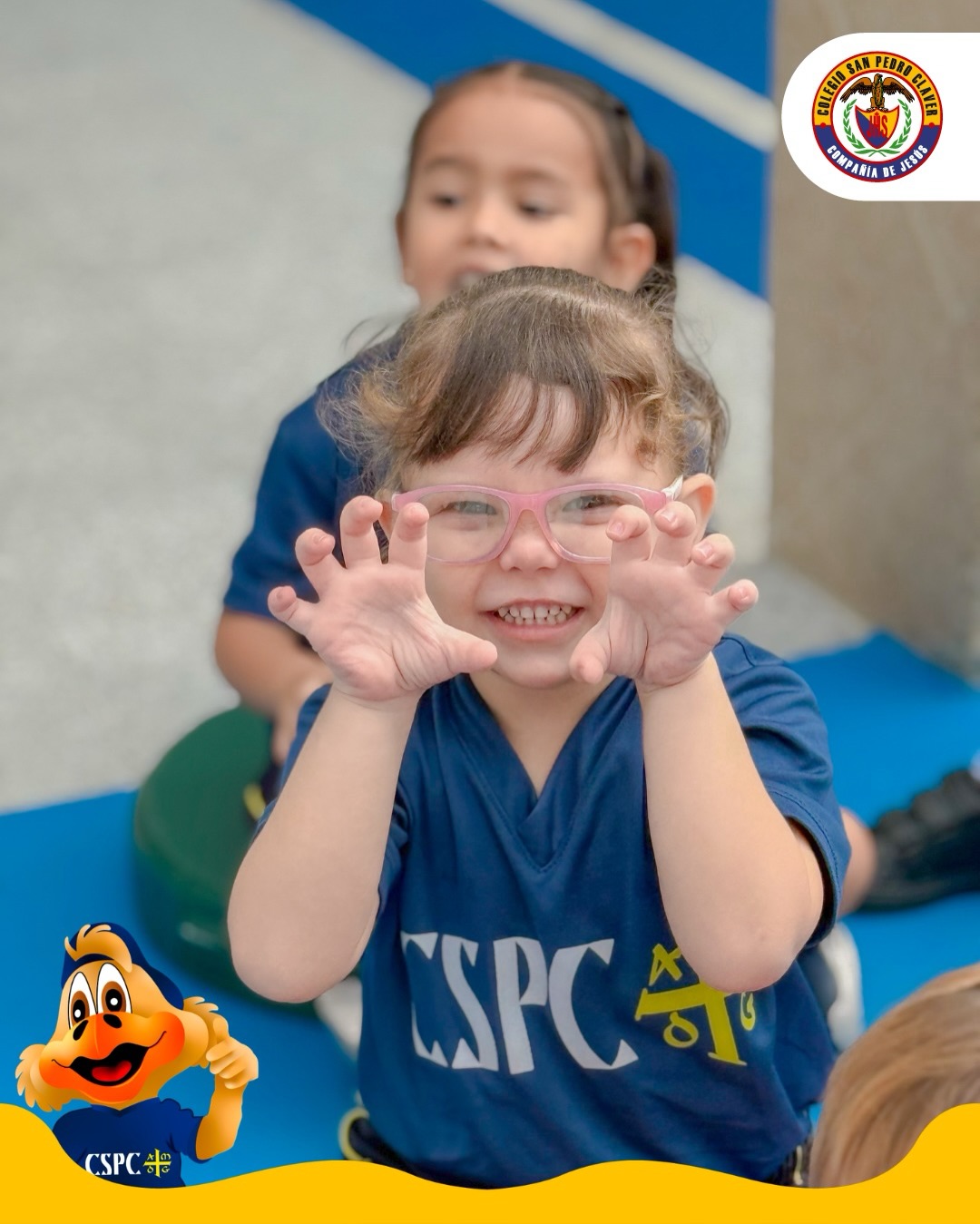 Hoy en #PreescolarSanPedro vivimos una experiencia que inspira ✨📚
Nuestros claverianitos participaron en Tell Me a Tale, una actividad pensada para despertar el amor por la lectura y fortalecer el desarrollo del lenguaje desde la primera infancia.
A través de la lectura en voz alta de cuentos en lengua materna y en inglés, creamos un espacio lúdico, dinámico y significativo, donde la imaginación, la participación y la alegría de aprender fueron los protagonistas 🌈🧠
Creemos en una educación inicial bilingüe, con metodologías innovadoras que acompañan a cada niño a descubrir su potencial desde pequeños.