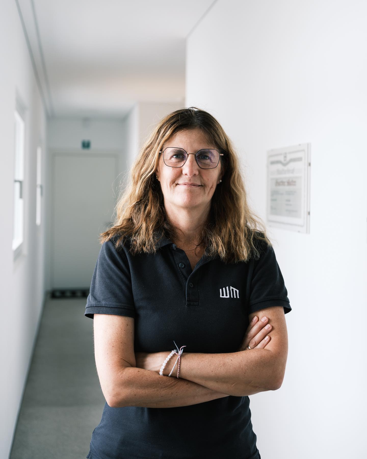 Mitarbeiterin im Fokus: 𝙎𝙞𝙡𝙫𝙞𝙖 💪
Seit 𝟏𝟗𝟗𝟐 ist Silvia Teil unseres Teams – und damit ein echtes Stück Walter Meinrad-Geschichte. Sie hat alle drei Generationen unseres Betriebs miterlebt und ist uns all die Jahre treu geblieben. Man könnte fast sagen: Ohne Silvia läuft im Büro nichts. 🗂️✨
Als Sekretärin ist sie eine unverzichtbare Stütze für das gesamte Team. Hilfsbereit, zielstrebig und immer nach dem 𝙈𝙤𝙩𝙩𝙤: „𝙋𝙧𝙤𝙗𝙡𝙚𝙢𝙚 𝙨𝙞𝙣𝙙 𝙙𝙖, 𝙪𝙢 𝙨𝙞𝙚 𝙯𝙪 𝙡𝙤̈𝙨𝙚𝙣.“ Auf Silvia ist Verlass – und ein offenes Ohr hat sie sowieso immer.
Mit ihrer geselligen Art, ihrem Humor und ihrer positiven Energie sorgt sie täglich für gute Stimmung. Und wenn es etwas zu feiern gibt, ist Silvia garantiert mit dabei 🥳
In ihrer Freizeit genießt sie die Zeit mit Familie und Freunden und ist zu jeder Jahreszeit gerne draußen in der Natur unterwegs.🌿
𝐃𝐚𝐧𝐤𝐞 𝐟𝐮̈𝐫 𝐝𝐞𝐢𝐧𝐞𝐧 𝐠𝐫𝐨ß𝐚𝐫𝐭𝐢𝐠𝐞𝐧 𝐄𝐢𝐧𝐬𝐚𝐭𝐳, 𝐒𝐢𝐥𝐯𝐢𝐚!
.
.
.
#waltermeinrad #team