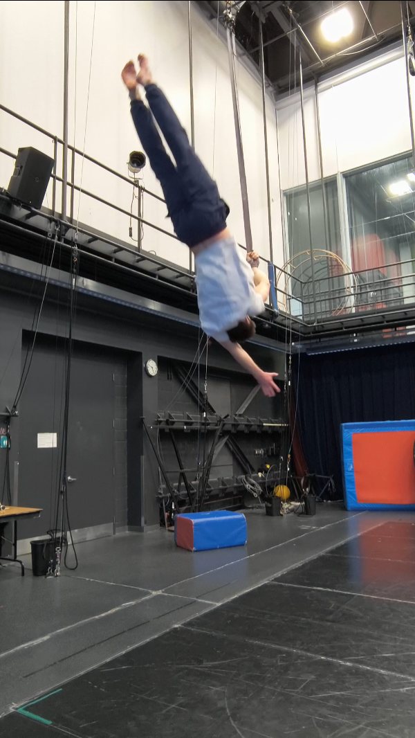 Twisting at @ecolenationaledecirquemtl 🌪️🌪️
Sponsored by @alexander_aerial_acrobatics
•
•
•
#circus #straps #circusaroundtheworld #twist #badbunny