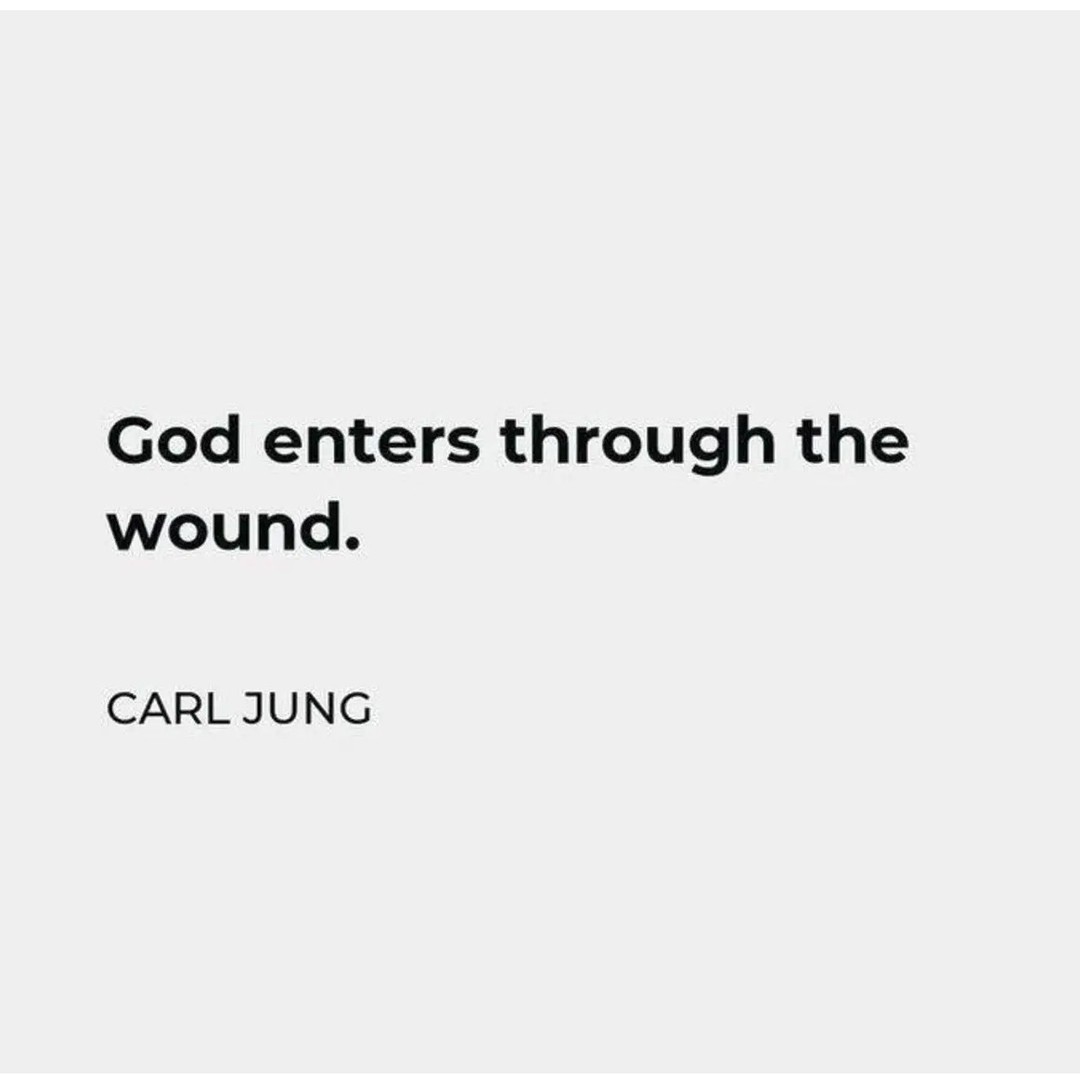 Je wonden en je pijn zijn de opening naar goddelijke liefde. En niet door iemand met een geschrift in zijn hand je terecht te laten wijzen 🤭
In situaties met anderen waar ik voor mezelf kies en een ander niet blij is, ontstaat er bij mij instant een bal van schuldgevoel in mijn buik. Zeker als de ontevredenheid door de ander niet wordt uitgesproken, of nog erger; wordt ontkend. Het is één van de grootste triggers in mijn leven. Mijn innerlijke kind denkt dan dat ALLES haar schuld is.
De lichamelijke en emotionele reactie is na jaren van heling alleen mijn intenser geworden. Het is niet comfortabel, maar ik weet in zo’n situatie wel meteen dat er iets niet klopt. Onderbuikgevoel heet dat. En dat niet kloppen heet manipulatie.
Dit is een vaderwond. Niet dat mijn vader mij snel beschuldigde, zelden eigenlijk. Als hij al iemand de schuld gaf dan was het wel zichzelf. Het is vooral dat hij vanuit zijn jeugd onder schuldgevoel door manipulatie geleden heeft. En alle pijn die een ouder niet oplost komt gewoon bij de volgende generatie terecht. Dat is een hele simpele universele wet. Zijn vader droeg deze pijn hoogstwaarschijnlijk ook met zich mee. Een gereformeerde achtergrond waar de bijbel de regels bepaalde heeft hier ongetwijfeld aan bijgedragen.
‘Als jij je schuldig voelt is dat eigenlijk een goed teken,’ zei een psycholoog ooit tegen mij. Ze vervolgde: ‘Want dat betekent dat je voor jezelf kiest. Het is de vraag of je dit schuldgevoel kunt verdragen.’
Sinds ik deze wijsheid van haar in mijn lichaam kan voelen snap ik ook waarom pleasen lange tijd mijn coping was. Want nee, ik kon dat schuldgevoel eigenlijk niet verdragen. Manipulatoren (binnen religies) weten daar goed op in te spelen. Dus je kunt er uiteindelijk maar beter doorheen bewegen. En onder dat schuldgevoel zit in mijn ervaring meestal pijn van verlating of niet goed genoeg voelen.
#transformatie #helen #manipulatie #narcisme #pleasen #schuldgevoel #angstvoorafwijzing #verlatingsangst #eigenwaarde