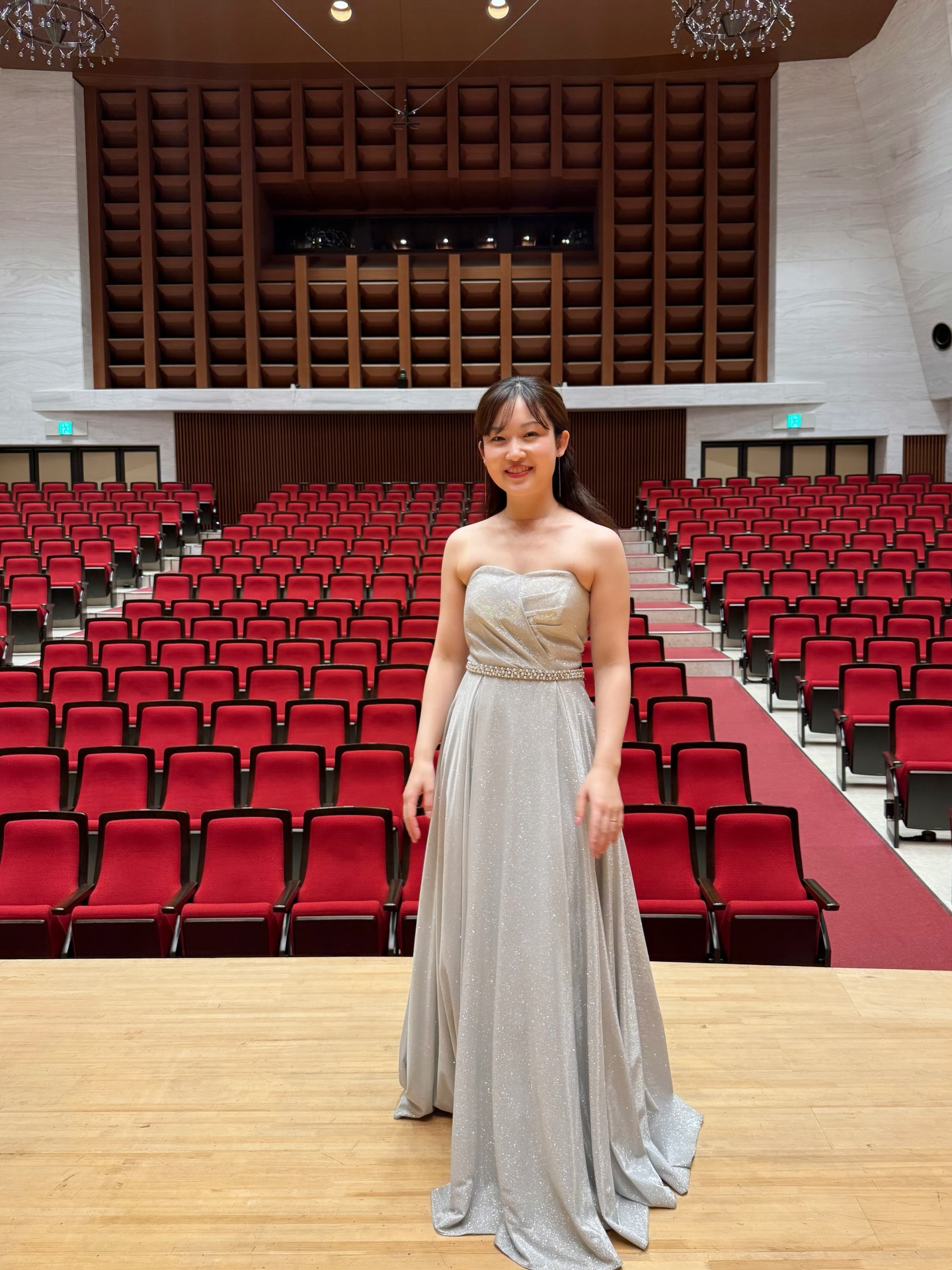 2月7日、武蔵野市民文化会館でのフォーレ全曲演奏会が終演しました!念願だった初めての東京でのリサイタルがこのような形で実現し、感慨深い思いです。
このお話をいただいた時には、短期間で本当にそんなことができるのか?...とほんの一瞬考えましたが、厳しい状況ほど燃える私は、すぐにこの挑戦を決めました。
チケット完売となり、休憩含め7時間超えの公演でしたが、集中して聴いてくださった会場の皆様のおかげで最後までやりきることができました🔥
公演関係者の皆さまや、応援してくださった方々を含め、ありがとうございました!!
余談。一曲目を弾き始めようと舞台で椅子に座った瞬間、ブチっと音が聞こえ、なんと衣装のファスナーが壊れて全開に。慌てて舞台袖に引っ込み安全ピンで応急処置していただきなんとか、というまさかのアクシデントから始まりましたが...おかげで緊張が和みました😂
※動画はホールのInstagramより。
#武蔵野市民文化会館 #フォーレ #pianist #piano