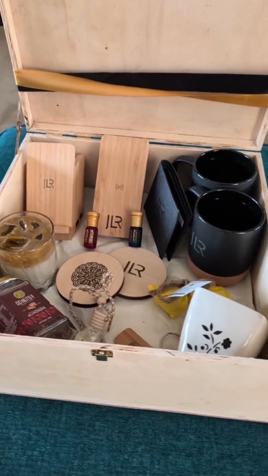 New work for Jaguar Land Rover India!
This luxe wooden box hamper contains
1) Bamboo wireless power bank
2) Vegan leather wallet
3) Bamboo pen stand with wireless charger and USB hub
4) Wooden keychain and coasters
5) Coffee candle
6) Gonuts Salted Caramel almonds
7) Ceramic planter with grow kit
8) Attar - 2 scents
9) Ceramic cork coffee mugs
Start the new year with Earth Calling's sustainable gifting options. Contact us today!
#reducecarbonfootprint #sustainableliving #supportsmallbusiness #vocalforlocalindia🇮🇳 #zerowaste