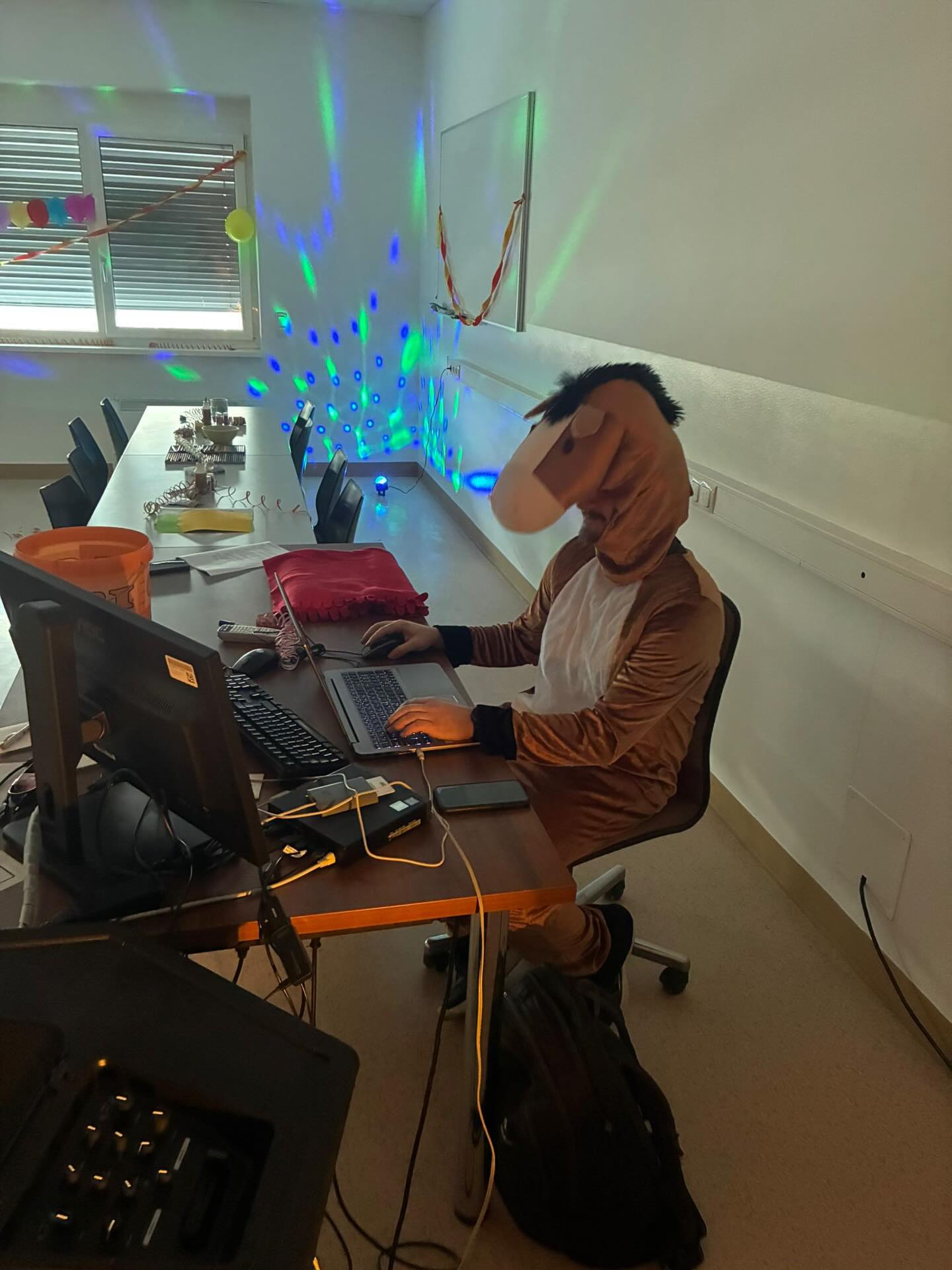 🎭🚒 Fasching bei den Feuerwehrkids 🚒🎭
Bunt, laut und voller guter Laune – so haben wir gemeinsam unsere Faschingsfeier im Feuerwehrhaus gefeiert! 🥳✨
Ob Ballerina, Pirat oder Fee – die Kostüme waren einfach spitze und wurden stolz beim gemeinsamen Vorstellen präsentiert! 😍👏
Nach dem Eintreffen starteten wir mit lustigen Spielen:
🟡 Beim Tuch-Kübel-Spiel war Teamwork gefragt
💃🕺 Beim Stopp-Tanz wurde getanzt und gelacht
Ein echtes Highlight war unsere Schatzsuche 🔍🍩 – gemeinsam knobelten sich die Kids durch die Fahrzeughalle, um Feuerwehrgegenstände zu suchen und wurden am Ende natürlich mit einer wohlverdienten Krapfen-Jause belohnt 😋
Natürlich durfte auch das gemütliche Beisammensein nicht fehlen:
🥨🍹 Snacks, Bowle und gute Gespräche
🎨 Bastel- & Dosenwurfstation zum freien Spielen und Kreativsein
Je nach Lust und Energie ging es weiter mit Limbo, Luftballontanz und einer fröhlichen Luftballonschlacht 🎈😄
Es war ein rundum gelungener, fröhlicher und kunterbunter Nachmittag – mit viel Lachen, Bewegung und leuchtenden Kinderaugen 🥰🔥
🙏 Ein herzliches Dankeschön an alle Helfer:innen für die tolle Organisation und an unsere Feuerwehrkids für eure Begeisterung!
Wir freuen uns schon auf das nächste gemeinsame Abenteuer 🚒