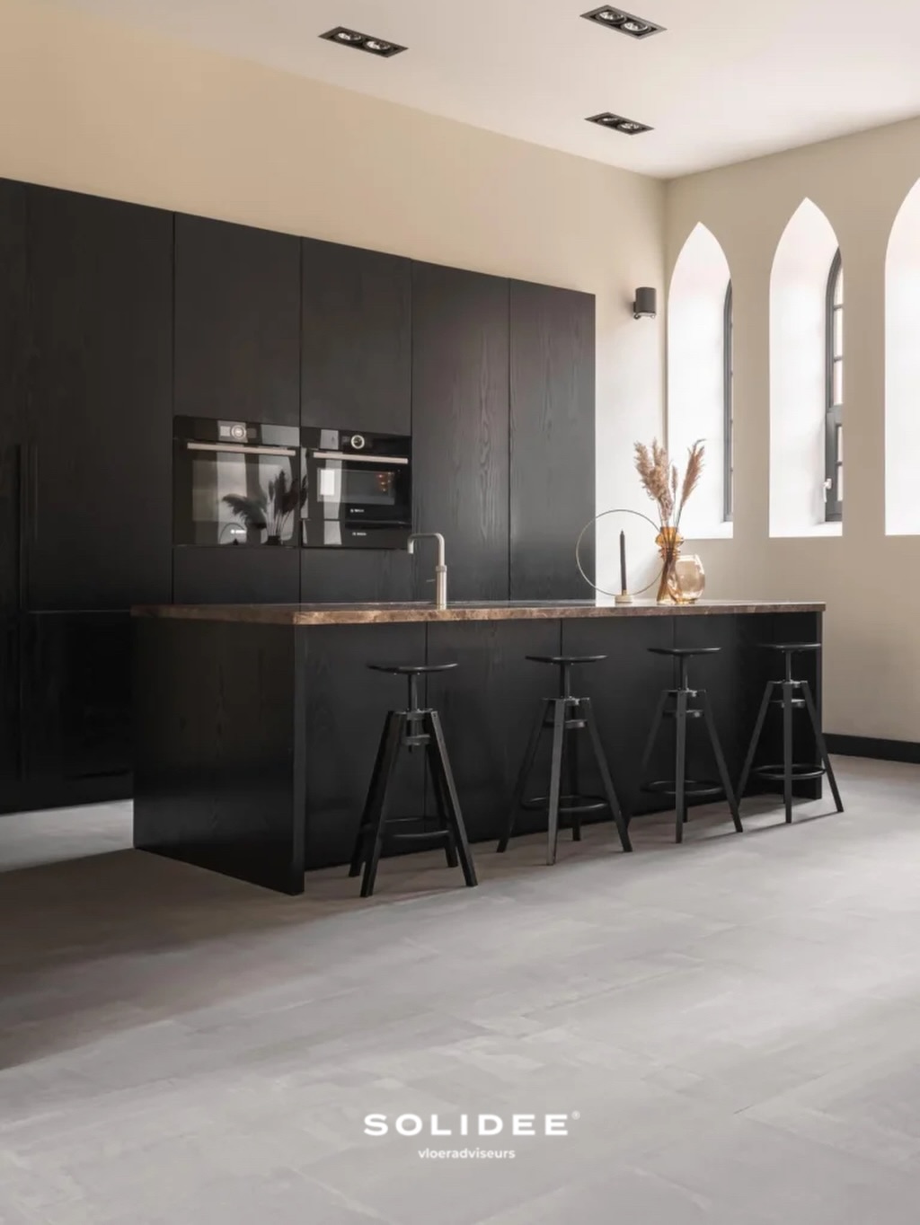 Strak. Warm. Tijdloos.
Deze keuken laat perfect zien wat PVC tegels kunnen doen voor je interieur. ✨
De rustige betonlook vloer vormt de ideale basis voor een donkere keuken en geeft de ruimte een luxe, moderne sfeer.
✔️ Onderhoudsvriendelijk
✔️ Comfortabel & stil
✔️ Perfect voor elke woonstijl
Een vloer die niet schreeuwt, maar wél alles samenbrengt.
Wil jij bij jouw thuis ook gaan voor een PVC tegel? 🏘️Wij komen graag bij je langs met onze XL staalborden om de mogelijkheden te laten zien.
#adviesaanhuis #pvctegels #pvcvloer #zwartekeuken #vloertegels