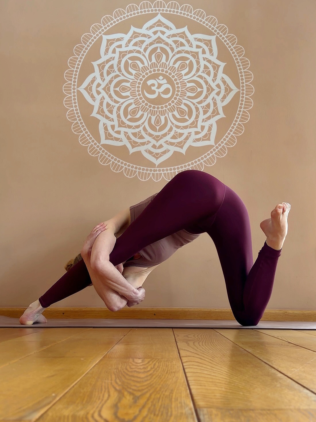 ᵂᴱᴿᴮᵁᴺᴳ Are you ready for a #FoldedFallenHug? 😊 Take care of your balance and if you topple over, just tuck your chin and roll. 🙃
Swipe to see Nanuk steal the show… 😻😂
This fun balance pose was chosen by Natasha @natashaswinter and inspired from
Rachel @mountain_mama_yoga.
Camera is low. Feel free to pad your knee for comfort or modify with back against a wall. Check our host for more tips. Most importantly, have fun with it! ✨😊
Happy Saturday! ❤️
This is us, the @ysydcrew:
Natasha @natashaswinter
Joyce @geeoice_yoga
San @sanparrafit
Becca @bowlingandyoga
Jo @jbreton22
Jen @thyme4yoga
Svenja @svenjaborchers
Pia @northernstar_yoga
Jen @jenbellyoga
Helen @helengarnerweaver
Bree @yogi.bree
Sarka @sarka_yoga
🌸 Please note: we choose our inspos where we see the pose and want to feature, not who necessarily created it. It’s all about the fun 🤩
#ysyd #hamstringstretch #yogashape #igyogacommunity