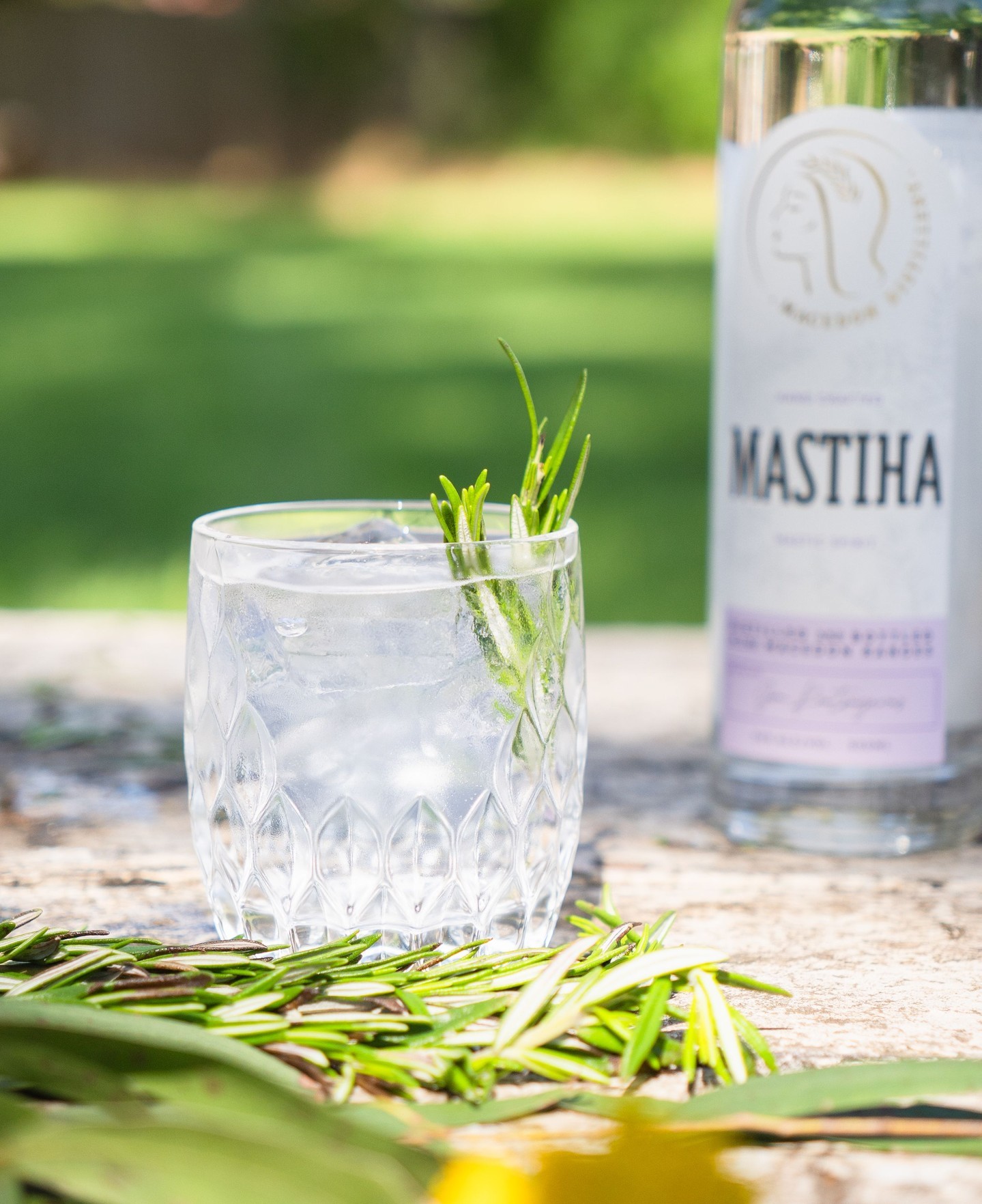 Sometimes, simplicity speaks the loudest. A Mastiha & Tonic garnished with rosemary is proof that a well-chosen herb can transform a drink.
Rosemary—easily found in most gardens and a staple of Greek cooking—brings a savoury note and a fragrant aroma that beautifully complements the resinous and herbal depth of Mastiha.
.
.
.
.
.
.
#macedondistillery #anison #daylesfordmacedonranges #daylesfordmacedonlife #macedonranges #macedonrangesfoodies #melbournefoodies #macedon #romsey #lancefield #melbournebartender #melbournecocktails