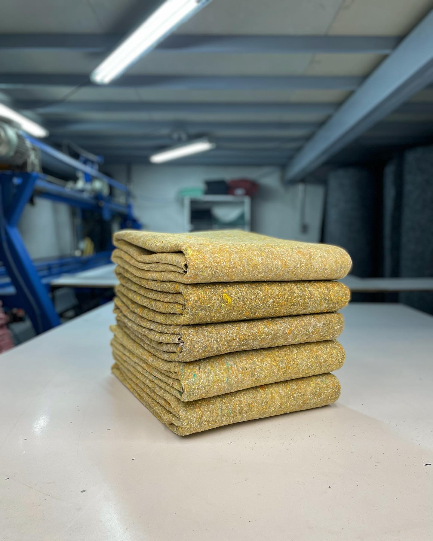 Cobija de Mudanza Multiuso, color amarillo disponible ahora en Mercado Libre en 10 unidades 🤝
#transportedecarga #fieltrotex #cobijadefieltro #textilescolombia #cobijademudanza #cobijamultiusos