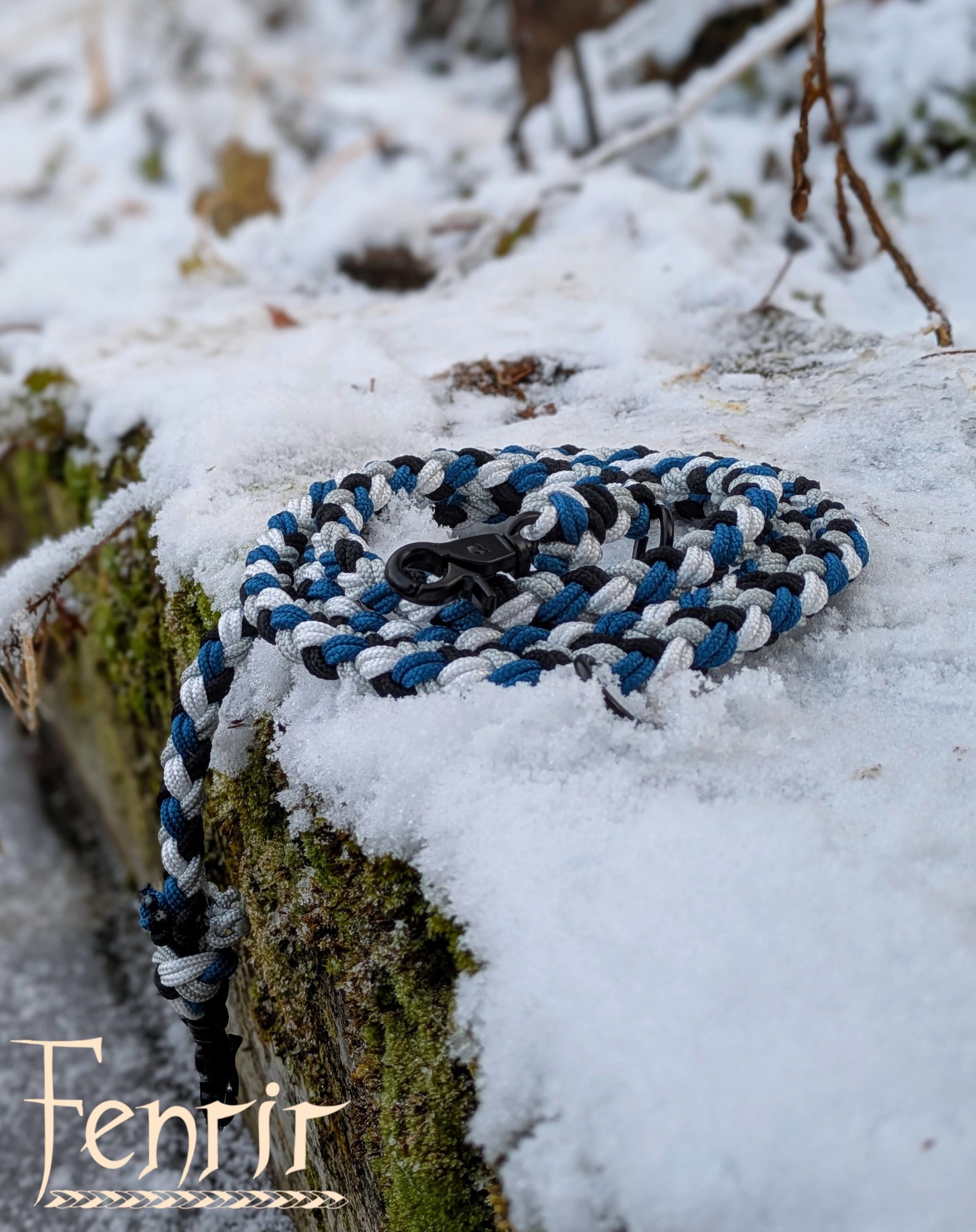 ❄Kleines Schneegestöber❄
#hundeliebe #schnee #hundeleine #klein #paracord #blau #hundeleine #smallbusiness #handmadewithlove #fenrirhandmade