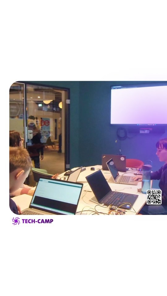 Bewegung schaltet die Lichtmatrix, der Drehregler steuert die zweite. Regen erkannt? Fenster zu.
Alles läuft mit Echtzeit Überwachung. Werte prüfen, Regeln anpassen und Verhalten analysieren.
#Workshop #Jugend #SmartHome #Elektronik #IoT