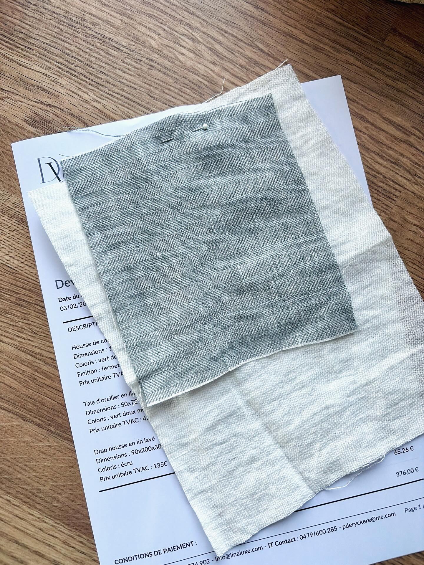 Le sur-mesure commence toujours ici…
Autour d’une table avec vous, avec la matière
et le temps de ressentir ce qui vous touchera.
Avant de coudre, j’écoute, j’insuffle.
Deux lins, deux textures, deux ambiances possibles.
Parure de lit sur mesure 🌿.