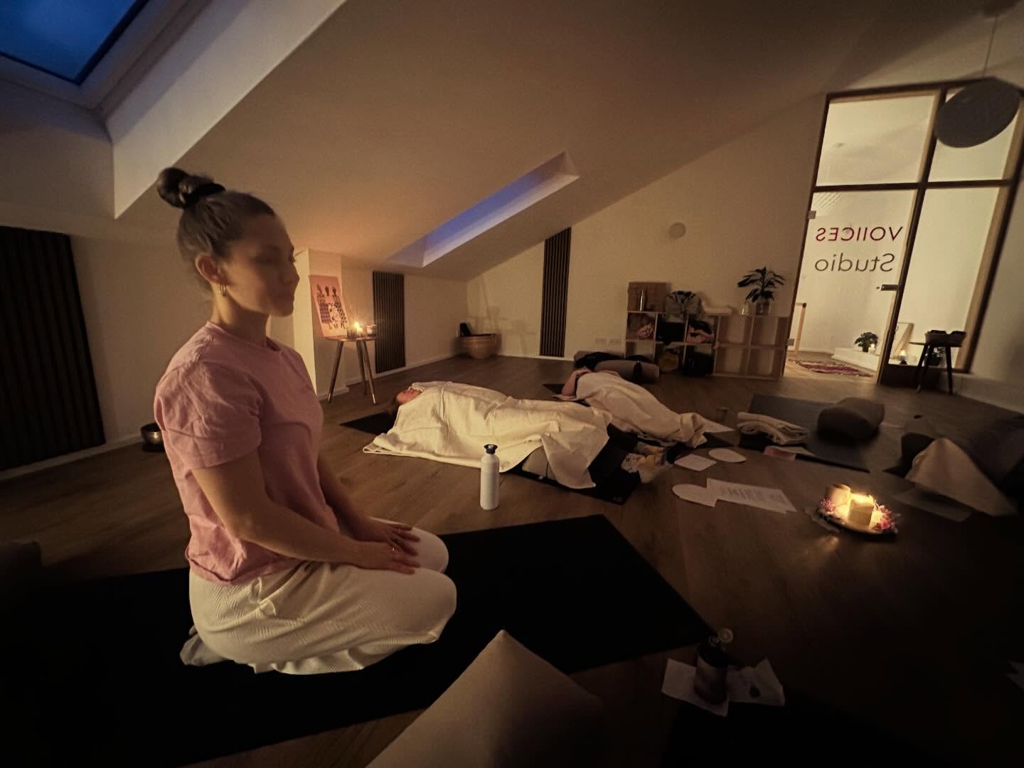 Liebe Muddis,
Danke, dass ihr gestern in unserem “Raum für Muddis” wart und uns berührt habt mit eurer Offenheit und Verwundbarkeit! Ihr habt uns teilhaben lassen an euren Gedanken und Gefühlen und uns inspiriert für die nächsten “Räume für Muddis”. Danke für die ganz besondere Stimmung und dass ihr so mutig wart und euch auf alles einlassen konntet. Wir sind ganz beseelt.
Bis zum nächsten Mal!
Eure Helen & Verena