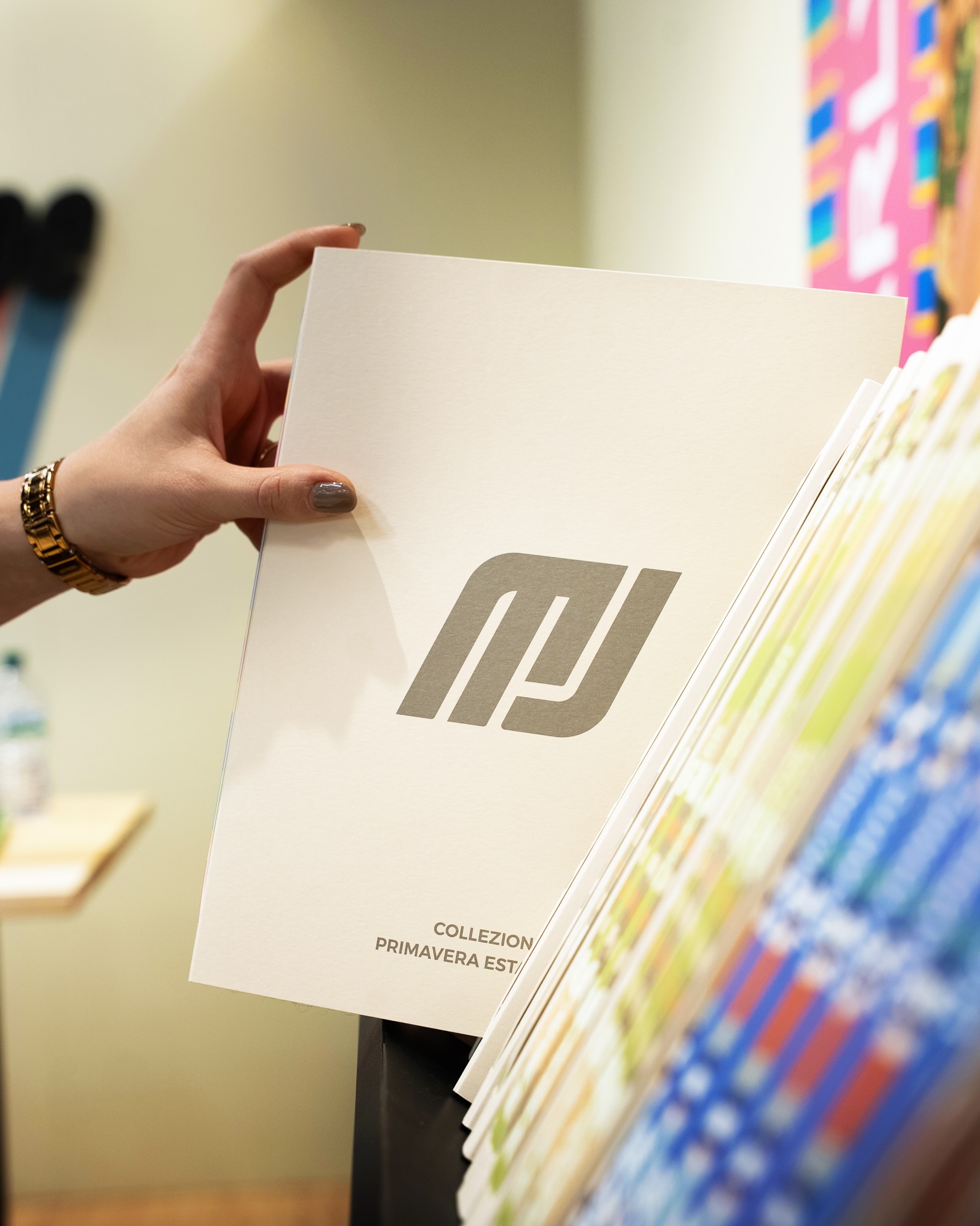 A simple gesture can reveal a complex system.
Graphic design, layout and collection developed for #MisterJoe and #MissJoe, presented at #PittiFilati.
Folders, colours, materials and yarns become tools for reading the collection: for industrial knitting and hand knitting, two distinct identities sharing a coherent language.
Design not as decoration, but as a structure that makes the product clearer, more readable, more desirable.
#GraphicDesign #KnitwearDesign