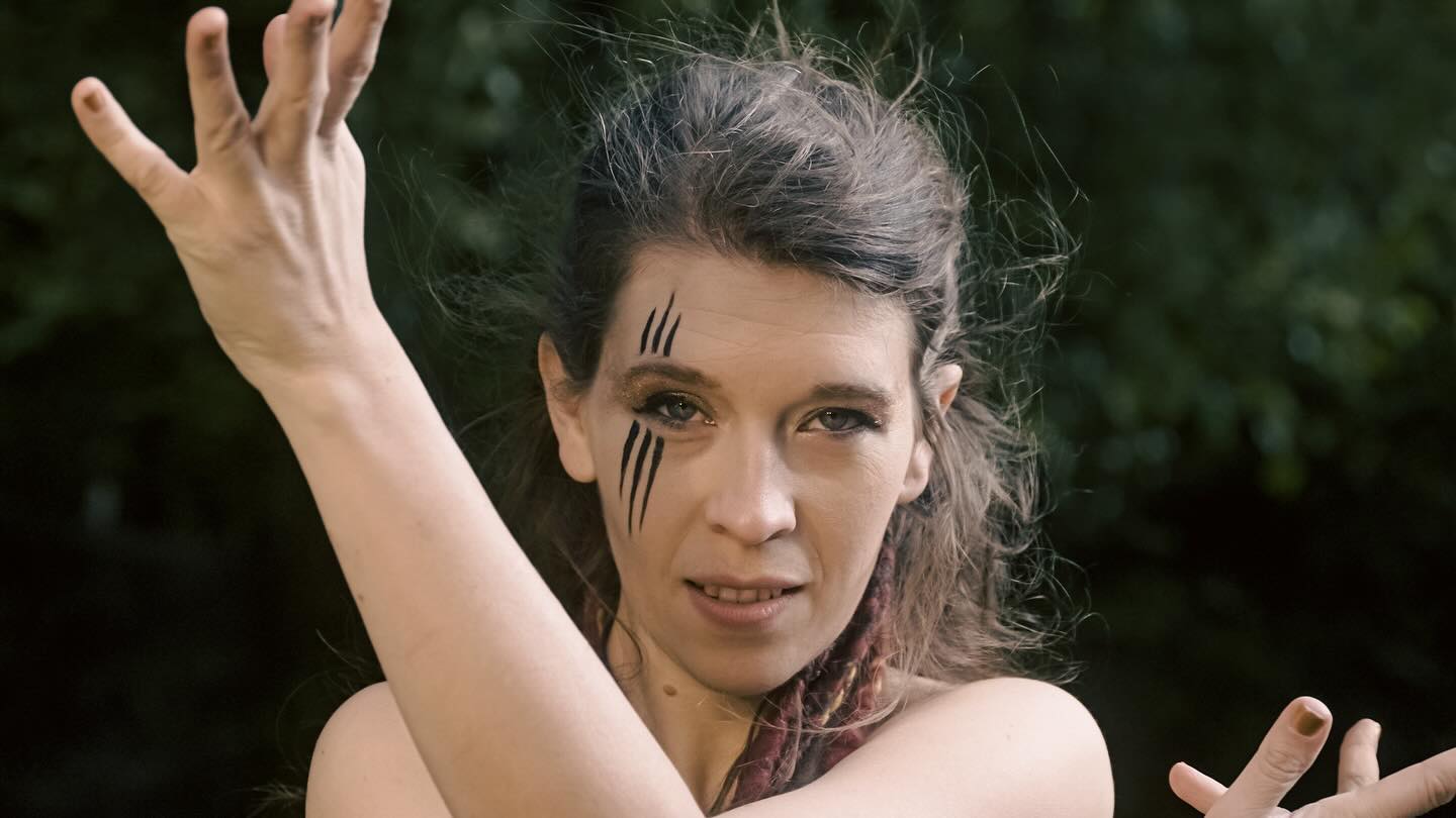 „Keep the Fire“ Video 25.11. - auf Spotify dann ab 29.11.
🔥🔥🔥🔥🔥
Ganz viel inneres (und übrigens auch echtes) Feuer hatten wir da beim Videodreh zum neuen Song „Keep the Fire“
Seid dabei, teilt und feiert mit uns!
📷 @zimtshots
#keepthefire #jupiterorbitescape #newmusic #dance #musician #flute #musicvideo #fire