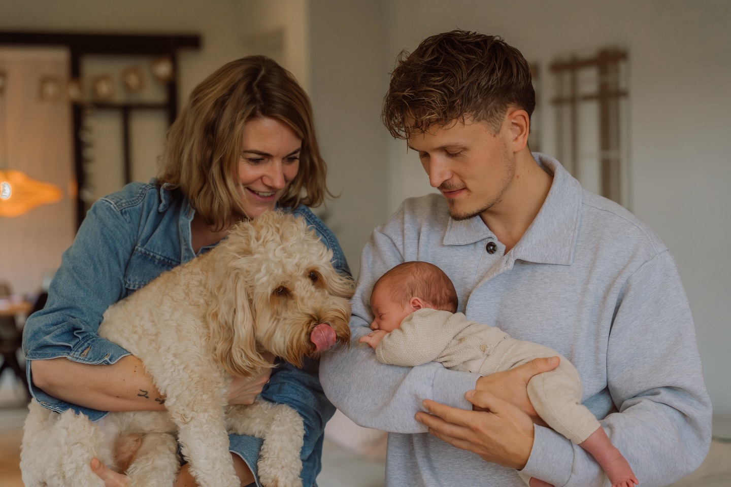 Tijdens een newbornshoot neem ik alle tijd die nodig is. Want ja, soms slapen ze tijdens de hele shoot en soms hebben ze hun dag helemaal niet. En dat is ook oké!
Negen van de tien keer hebben we dan alsnog een volledige beeldbank met mooie foto’s. Mocht het echt niet gaan, plannen we gewoon een nieuwe datum. Voel je vooral niet bezwaard. 🤎
#newbornshoot #newbornfotografie #contentstudiomarije #newlifeshoot #newbornfotograaf