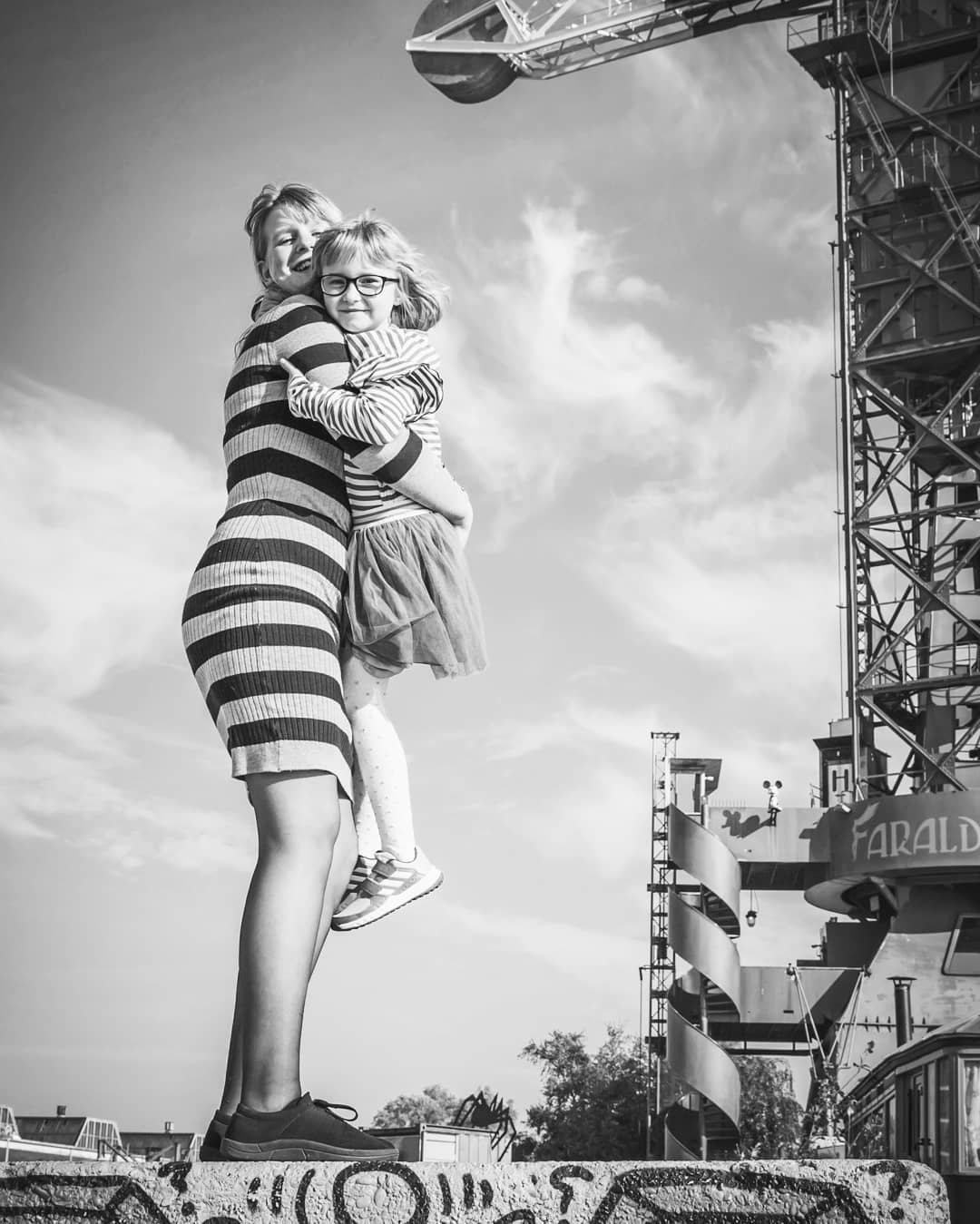 Sister love 🖤 www.saskiabakkerfotografie.nl