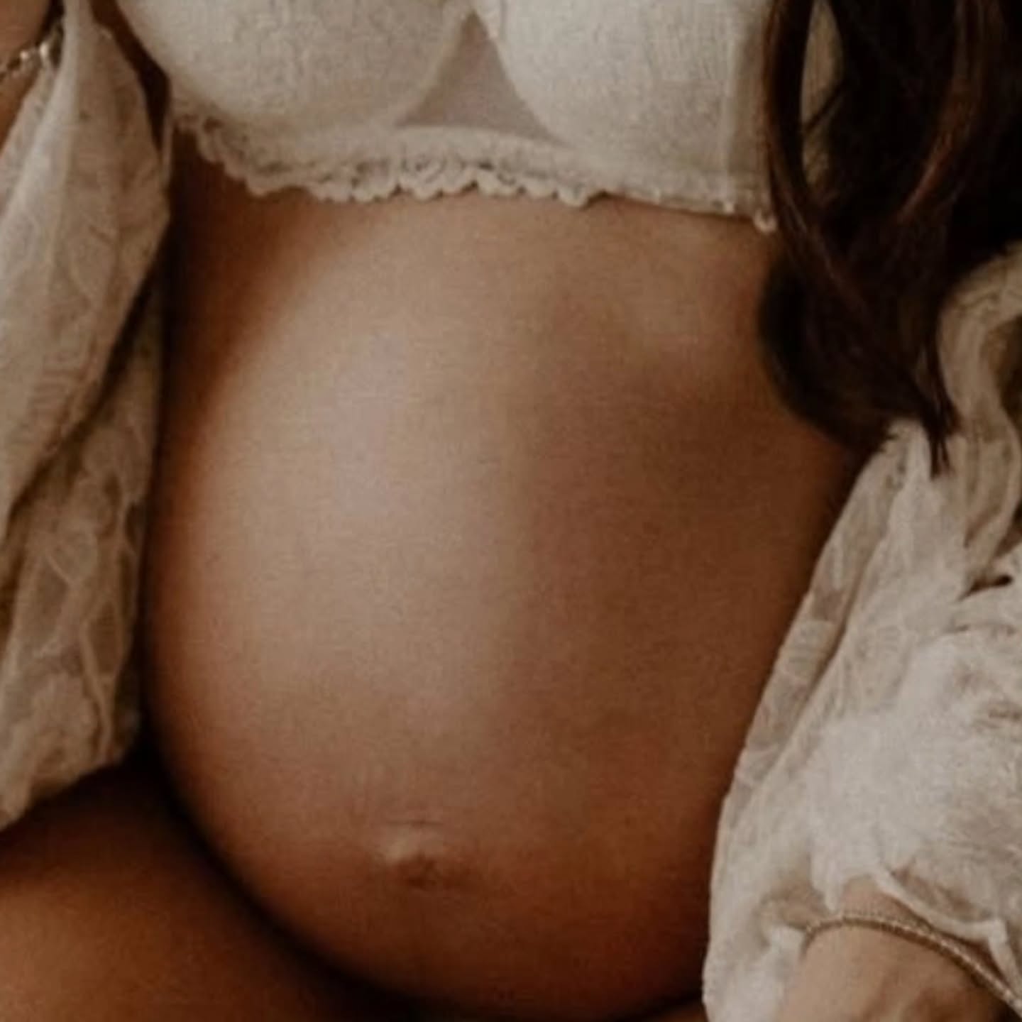 One beautiful mama came to my studio this weekend....8sng she gorgeous! Get around t9 your glamorous session by booking in! Packages from $395 to 2k