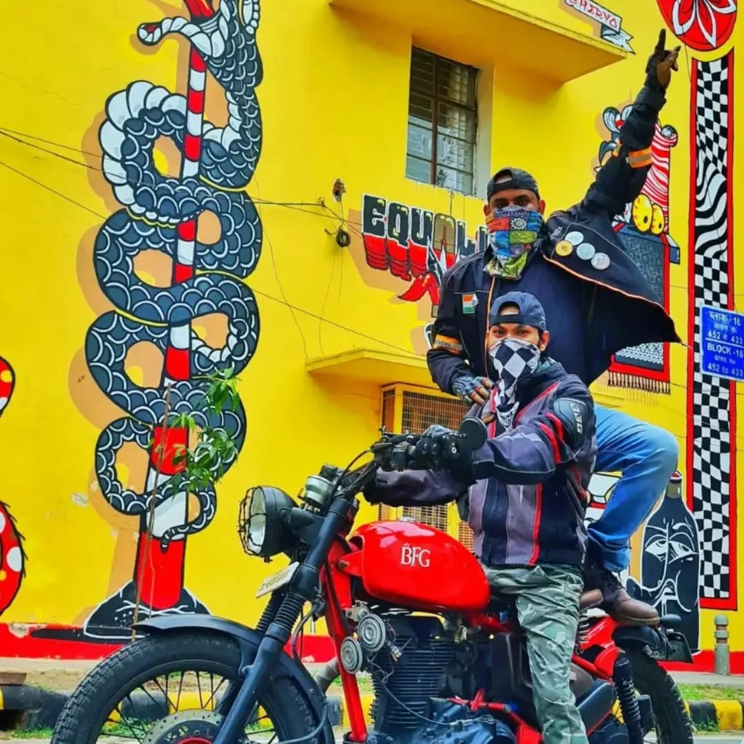 Friendships go a long way and so do our Bangkerchiefs.
That's @gauravpicturesque and @behindthecameraguy sporting the Bangkerchief like a boss. 📸🏴☠️
#wildornothing #brotherhood #bangkerchief #bikelifestyle #motorheadlifestyle #motorsport #motorsportapparel #bikersofinstagram #bikersofindia #ecommerce #brand #apparel #accessories #likeaboss #custombike