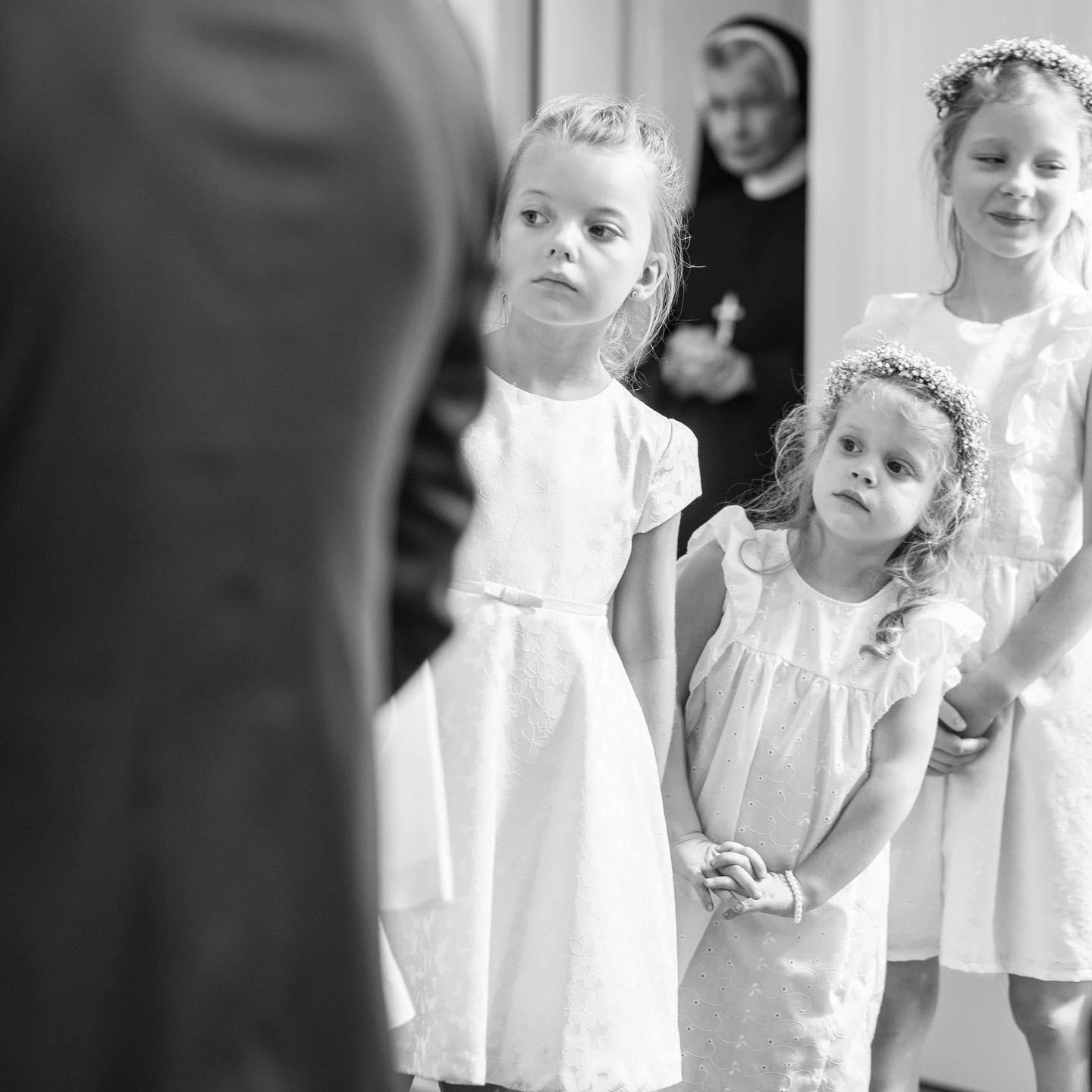 Why so curious? Kids are the most amazing wedding guests. They just do whatever comes to their mind without thinking if this appropriate. So this little girl did. She was very curious what was going on just a few Meter ahead. So stay curious guys! #brideandgroom #instabride #weddingblog #hochzeit #weddingdreams #weddinglocations #hochzeitstag #traumhochzeit #THEVINCENTKEINER #love #hochzeit2020 #weddingjournalism #weddingdocumentary