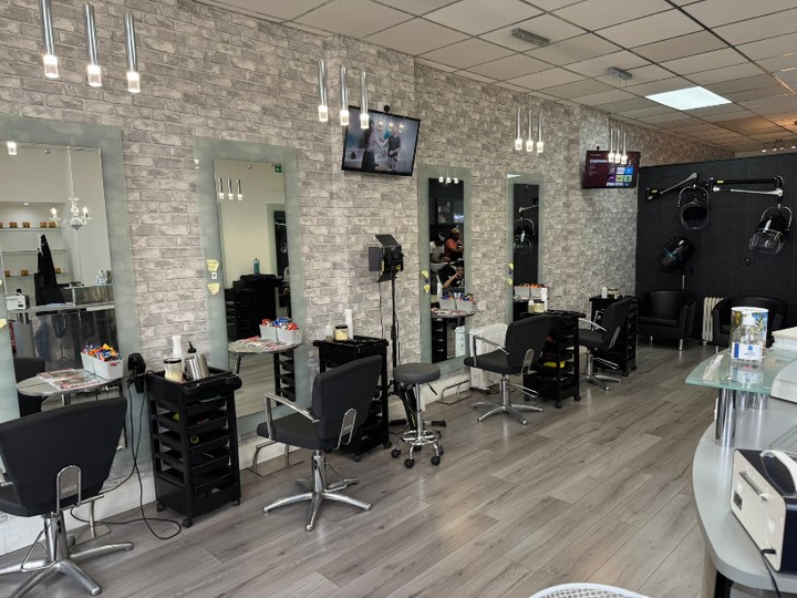 We believe locs are a crown — and caring for them should feel empowering, simple and expert-led. At Q2 Locs Parlour I share the essentials every client and aspiring stylist should know: gentle residue-free washing, regular retwists (4–6 weeks), targeted scalp treatments, and repair techniques that protect length and strength. ✨
Whether you’re new to locs or training to become a specialist, our guide breaks down services, DIY maintenance tips, and when to book a pro. Come learn how personalised care and quality Afrocentric products keep locs healthy and regal. 💆🏾♀️🌿
Link in bio to read the full guide and book a consultation — proud to serve North London clients and future loc-care stylists. #LocCare #NaturalHairCare #LocsMaintenance #Q2LocsParlour #AfrocentricProducts #HealthyLocs #LocStylist #NorthLondon