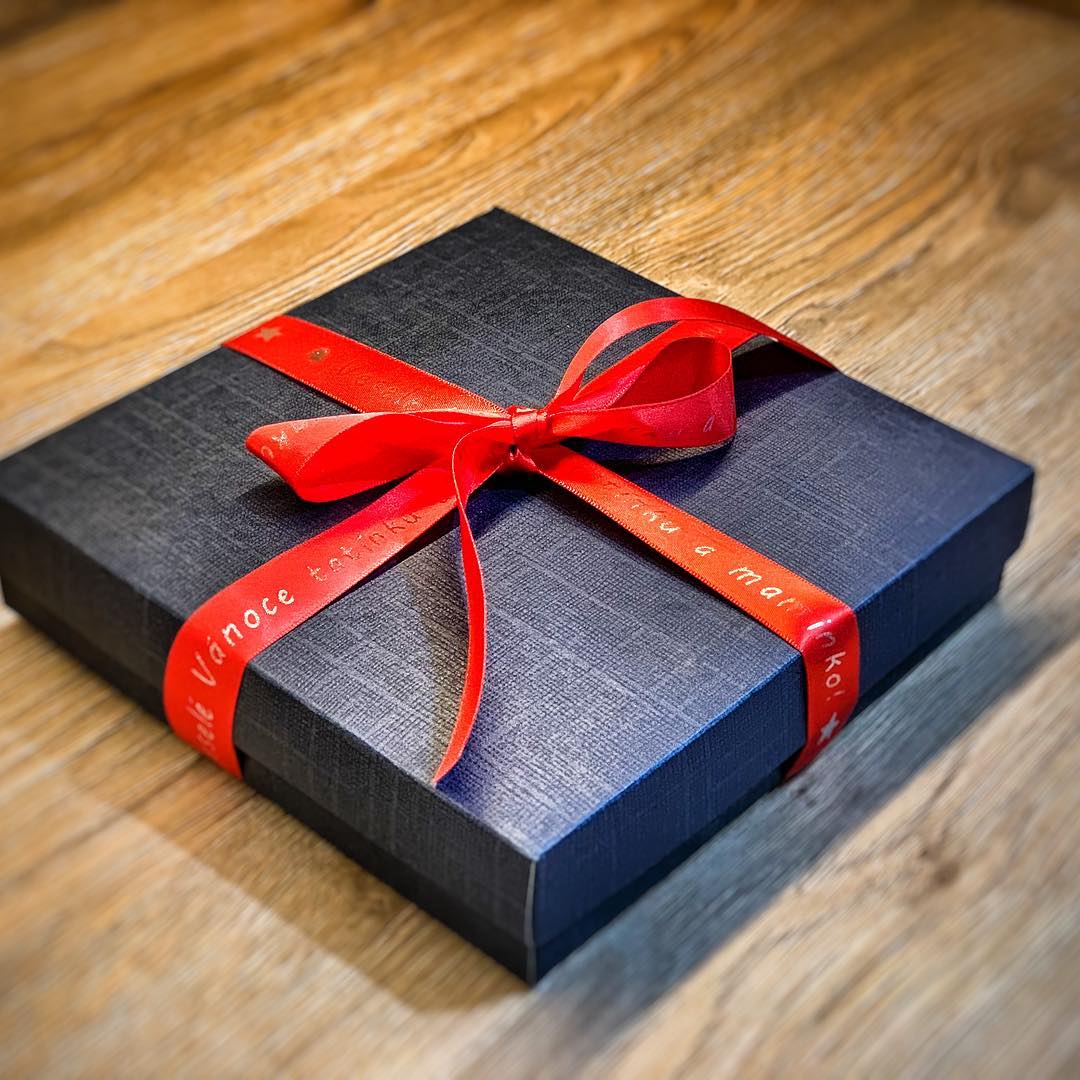 Další dárek věnujte již jedině s vlastním osobním vzkazem vytištěném na krásné saténové stuze 🎗 Žádejte službu *Řekni to stuhou* ve Vašich místních prodejnách🌷☺️#reknitostuhou #kvetinarstvi #kvetinarstvipraha #venovani #ruze #flowers #original #venovani #flowershop #rose #ribbonflowers #sayitwithribbon #vzkaz #logo #praha #ostrava #brno #giftideas #darek #věnování #krabicka #box #balenidarku