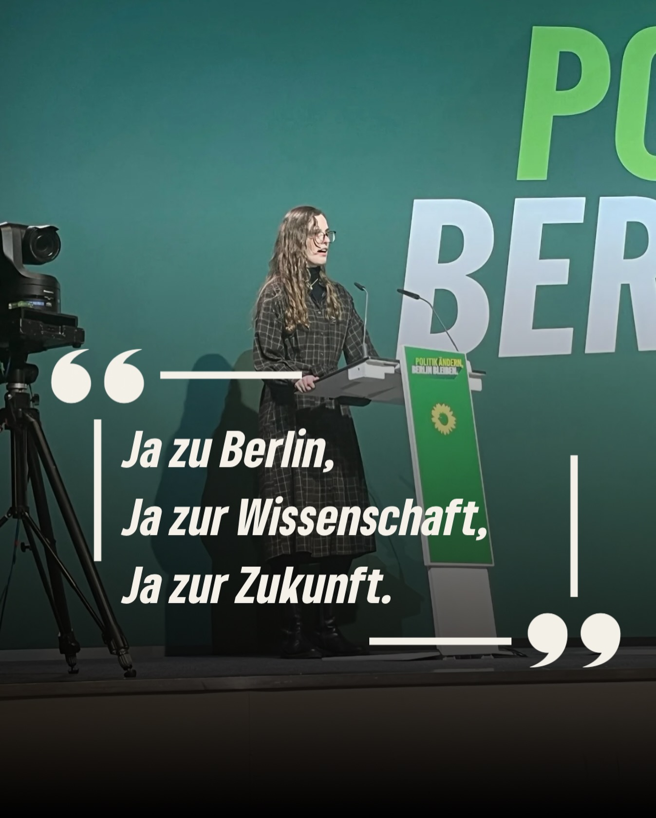 Wie bewältigen wir Krisen?
Wie entlasten wir Kitas?
Wie gelingt die Energiewende?
Wie passt sich Berlin an den Klimawandel an?
Wie erkennen wir Krankheiten, bevor sie Symptome zeigen?
Keine Sorge: Diese Antworten müssen nicht im Wahlprogramm stehen. Daran forschen jeden Tag Wissenschaftler*innen hier in Berlin.
Denn Berlin kann Wissenschaft.
Berlin kann Forschung.
Berlin kann Zukunft.
Doch der Senat spart unsere Hochschulen kaputt: marode Gebäude, gekündigte Hochschulverträge, bis zu 15 % weniger Studienplätze. Das ist ein Skandal.
Wir stehen für Verlässlichkeit, Wissenschaftsfreiheit und starke Hochschulen – und für ein starkes Studierendenwerk.
Denn Studieren darf nicht vom Geldbeutel abhängen.
Ja zur Wissenschaft.
Ja zu Berlin.
Ja zur Zukunft