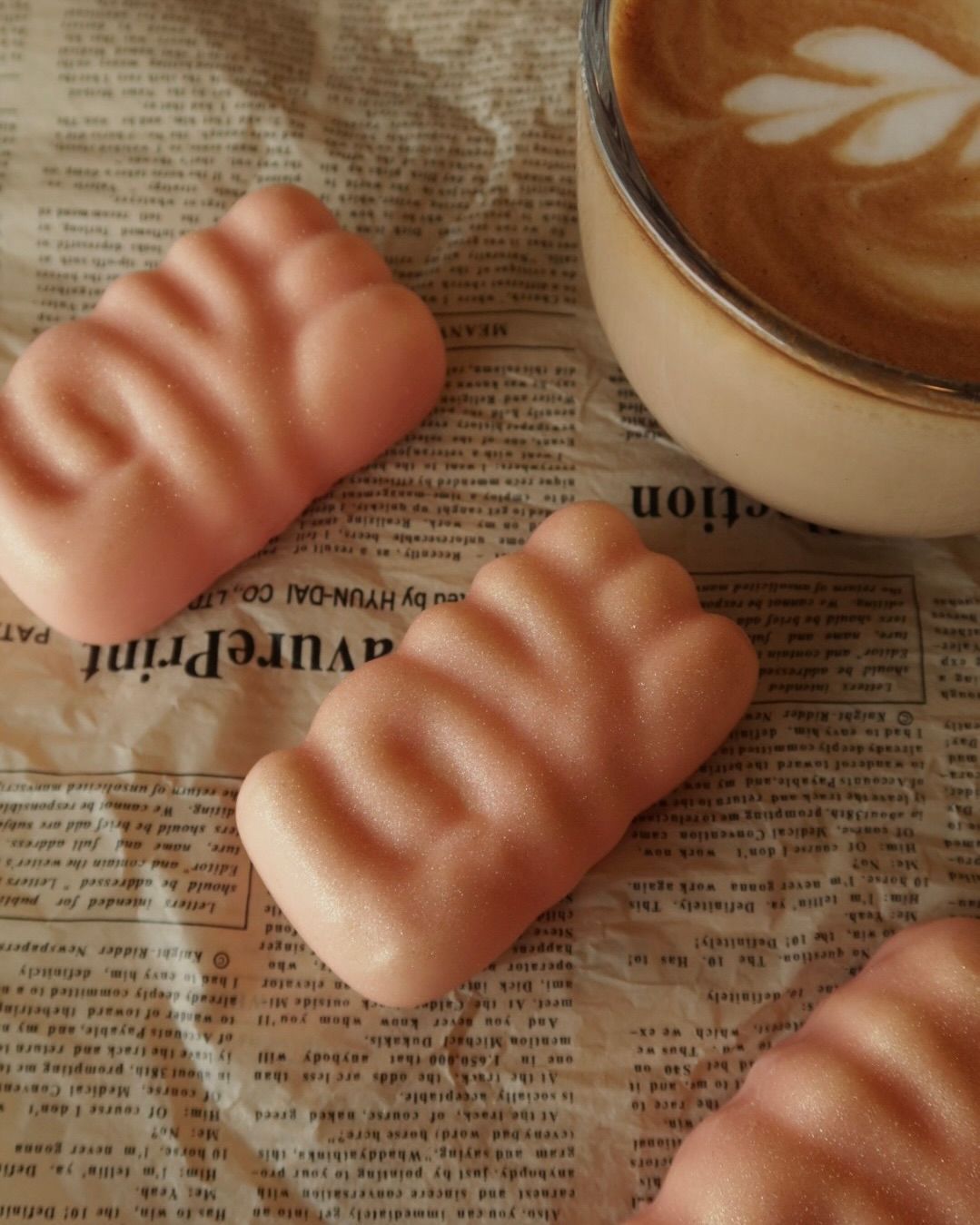 A final taste of love...
•L'amour: angel cake layered with sablé biscuit, white chocolate mousse & strawberry-mango jelly, coated in white chocolate•
*Valentine's Dessert Menu available in all locations*
#TFW #ValentinesDay #ValentinesDessert #DessertLovers #DessertDate #FrenchDesserts #TheFrenchWorkshop #LoveSeason #SweetMoments