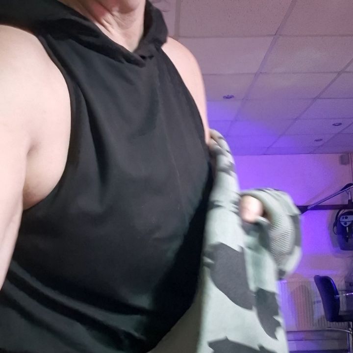 ✨ Making Fitness Fun (Because It Shouldn’t Feel Like Punishment) ✨
Let’s be honest…
If fitness feels like a chore, it’s only a matter of time before it slips down the priority list.
And that’s not a you problem — that’s a how you’re doing fitness problem.
Movement should feel:
💜 Enjoyable
💜 Energising
💜 Something you want to come back to
💜 A break from life, not another thing on the to-do list
When fitness is fun, consistency happens naturally.
You stop relying on motivation and start building a routine that actually fits your life.
That’s exactly why I do things a little differently.
💪 Strength sessions that make you feel powerful
💃 Cardio that lifts your mood (and doesn’t bore you senseless)
🧘♀️ Pilates, core, stretch and relaxation to help you move better and feel calmer
☕ A supportive vibe — not pressure, judgement or “all-or-nothing” thinking
No shouting.
No extremes.
No misery.
Just feel-good fitness for real women who want to feel stronger, fitter and more confident in their bodies.
And if that sounds like your kind of thing…
✨ That’s exactly what the AG Fitness & Health VIP Club is all about. ✨
It’s a small, supportive online space with:
✔️ Live workouts through the week (with catch-up if you miss them)
✔️ A monthly fitness focus to keep things fresh
✔️ A gentle nutrition and wellbeing thread running alongside
✔️ Encouragement, accountability and zero pressure
No contracts.
No perfection required.
Just show up as you are 💜
If you’re ready to stop forcing fitness… and start enjoying it again,
this could be a lovely place to land ✨
📩 Message me to find out more about the VIP Club
Let’s make fitness something you actually look forward to 🙌