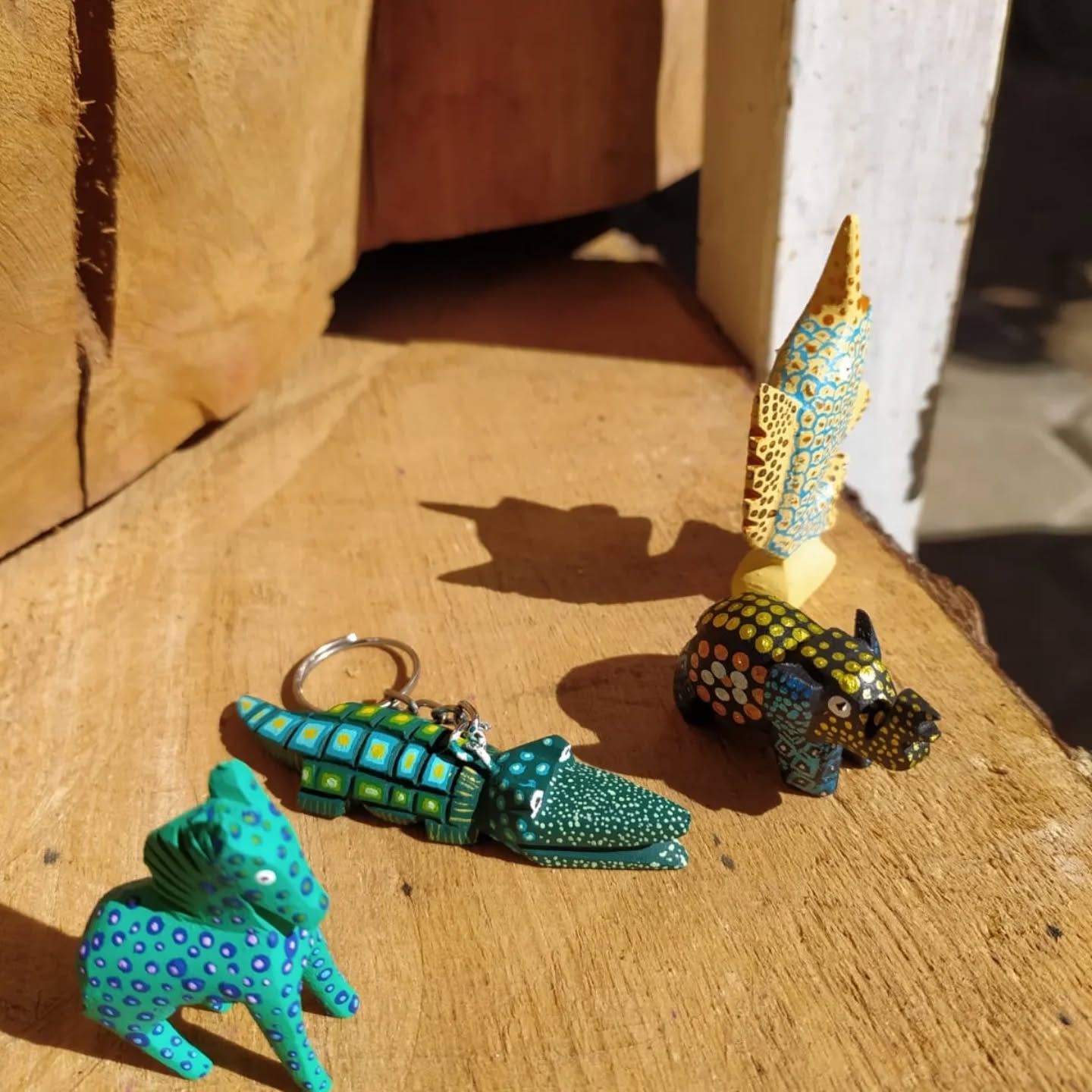 Oaxaca se entiende mejor a través de su artesanía.
📍 San Martín Tilcajete – Alebrijes
Este pueblo es uno de los referentes del alebrije en Oaxaca. Lo alebrijes son figuras talladas a mano en madera de copal que combinan animales reales e imaginarios pintadas con colores y detalles minuciosos. El proceso es largo: talla, secado de la madera durante meses y pintura a mano, punto a punto.
Los Alebrijes representan seres mágicos o "tonas" (espíritus guía); actúan como protectores y guías, representando la unión entre el mundo físico y el espiritual. La forma de saber cuál es tu alebrije protector es consultando con maestros artesanos, quienes utilizan el calendario Zapoteco y la fecha de nacimiento para determinar tu tona y nahual.
Nosotras visitamos el taller de @alebrijesamaltea en San Martín Tilcajete, cada una descrubió su alebrije y lo pintamos: Maider el cocodrilo y Ainhoa el elefante.
📍 Valles Centrales – Filigrana oaxaqueña
La filigrana es una técnica tradicional de orfebrería en plata. La plata en bruto se funde, se estira hasta crear hilos muy finos y se aplana. l El proceso es lento y preciso: cada hilo se coloca uno a uno, se suelda y se pule hasta dar forma a joyas únicas.
En Oaxaca es muy característica la técnica del cartoneado. Nosotras lo conocimos de la mano de @antiguas_maravillas . Conocer este proceso nos ayudó a entender el valor real de la artesanía local.
📍 Barrio de Xochimilco – Tejido tradicional
En el barrio de Xochimilco visitamos un estudio donde se trabaja el telar de pedal, uno de los oficios textiles más antiguos de Oaxaca.
Es una técnica artesanal en la que el tejido se realiza de forma manual, coordinando pies y manos para ir creando la pieza hilo a hilo. Técnicas que se han transmitido de generación en generación.
También visitamos el @museo_textil de Oaxaca, donde se entiende el contexto del tejido tradicional: las fibras, los tintes naturales, los diseños y cómo cada región tiene su propia identidad textil.
🧡 Nos gusta viajar con curiosidad, respeto y aprendiendo de experiencias que conectan con el lugar y su gente.
#oaxacamexico #alebrijes #filigrana #xochimilco