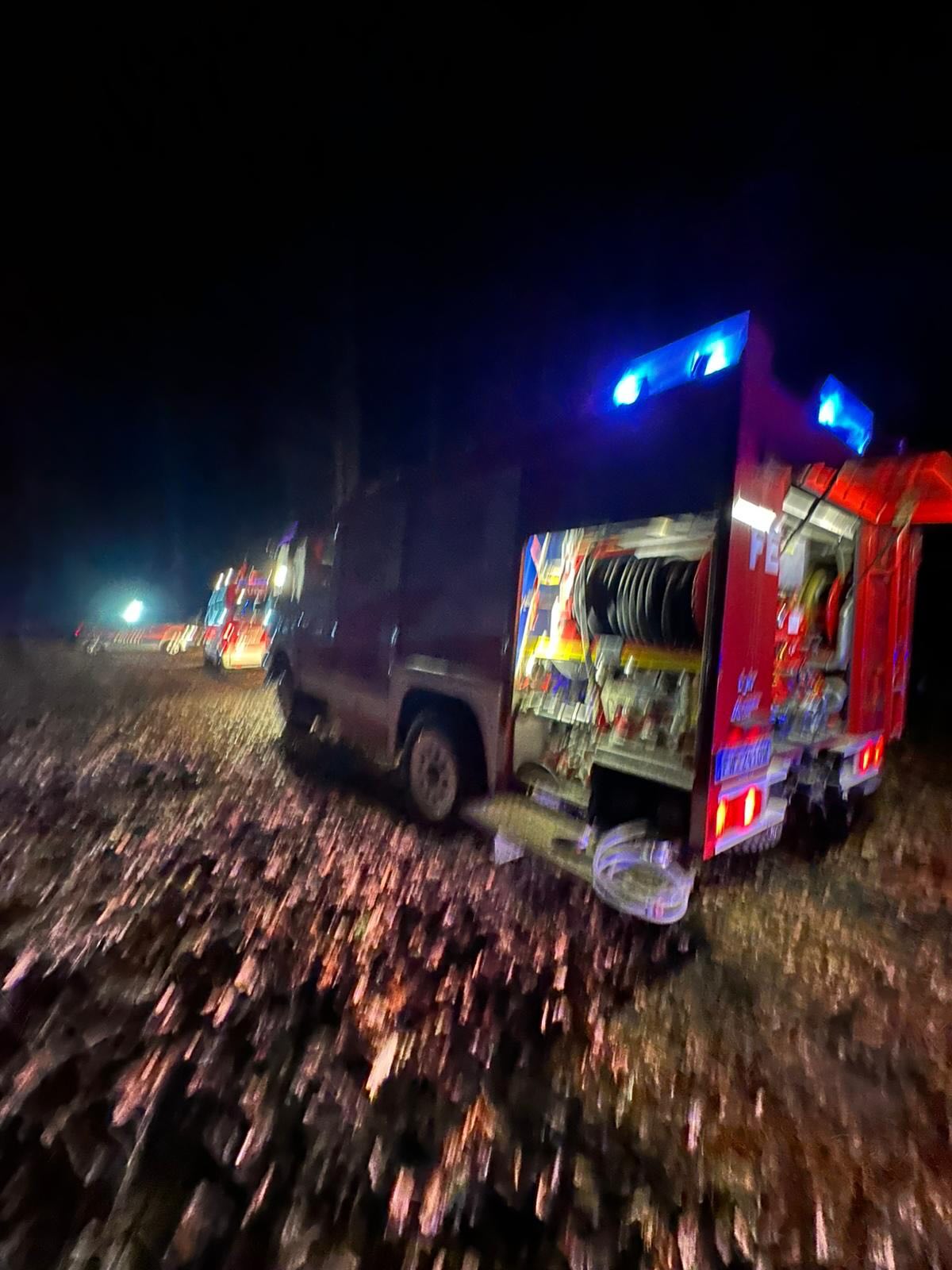 12.02.2026 – 21:10Uhr – Einsatz B1 – Feuer in Wald…
… so lautete unsere Alarmtext und wir rückten mit KDOF, TLF4000 und RLF-A2000 (mit 12 Mann/Frau) zum Einsatz aus. 🚒🚒🚒
Vor Ort konnte der Brand rasch unter Kontrolle gebracht werden und wir rückten nach der „Versorgung unserer benützten Geräte“ wieder ins Feuerwehrhaus ein, um die Einsatzbereitschaft wieder herzustellen.
© SJF