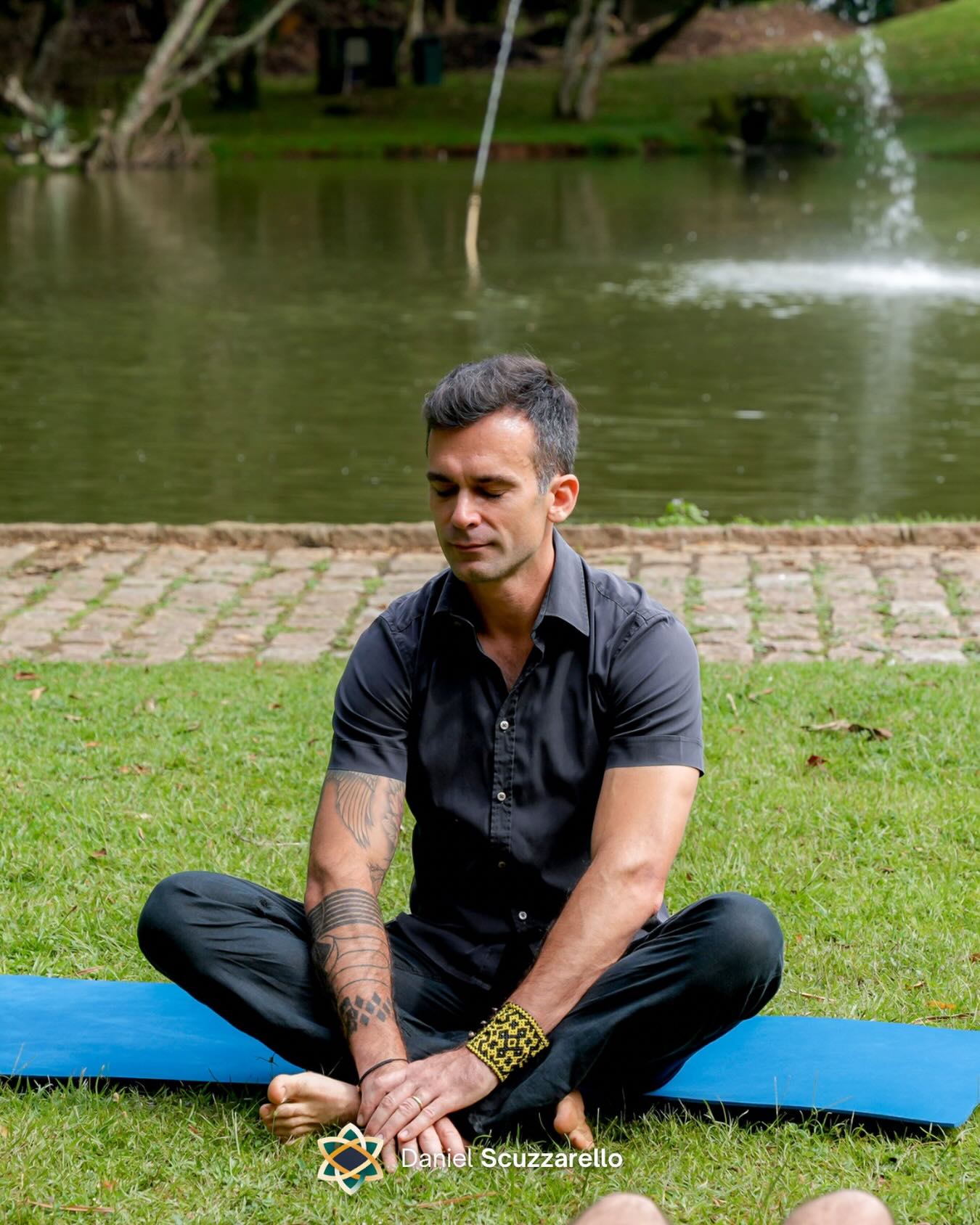 Quando entramos em alerta, o cérebro acessa padrões antigos e respostas automáticas. Parece até seu “jeito de ser”, mas é apenas proteção.
Uma forma simples de criar espaço entre ação e reação, é a respiração: inspirar de forma confortável e soltar o ar mais lentamente, por cerca de 10 segundos. Isso já ajuda o corpo a sair do modo defesa e acessar mais presença.
Com o tempo, fica mais fácil perceber a reatividade antes de agir. Esse espaço pode ser aprendido e cultivado.