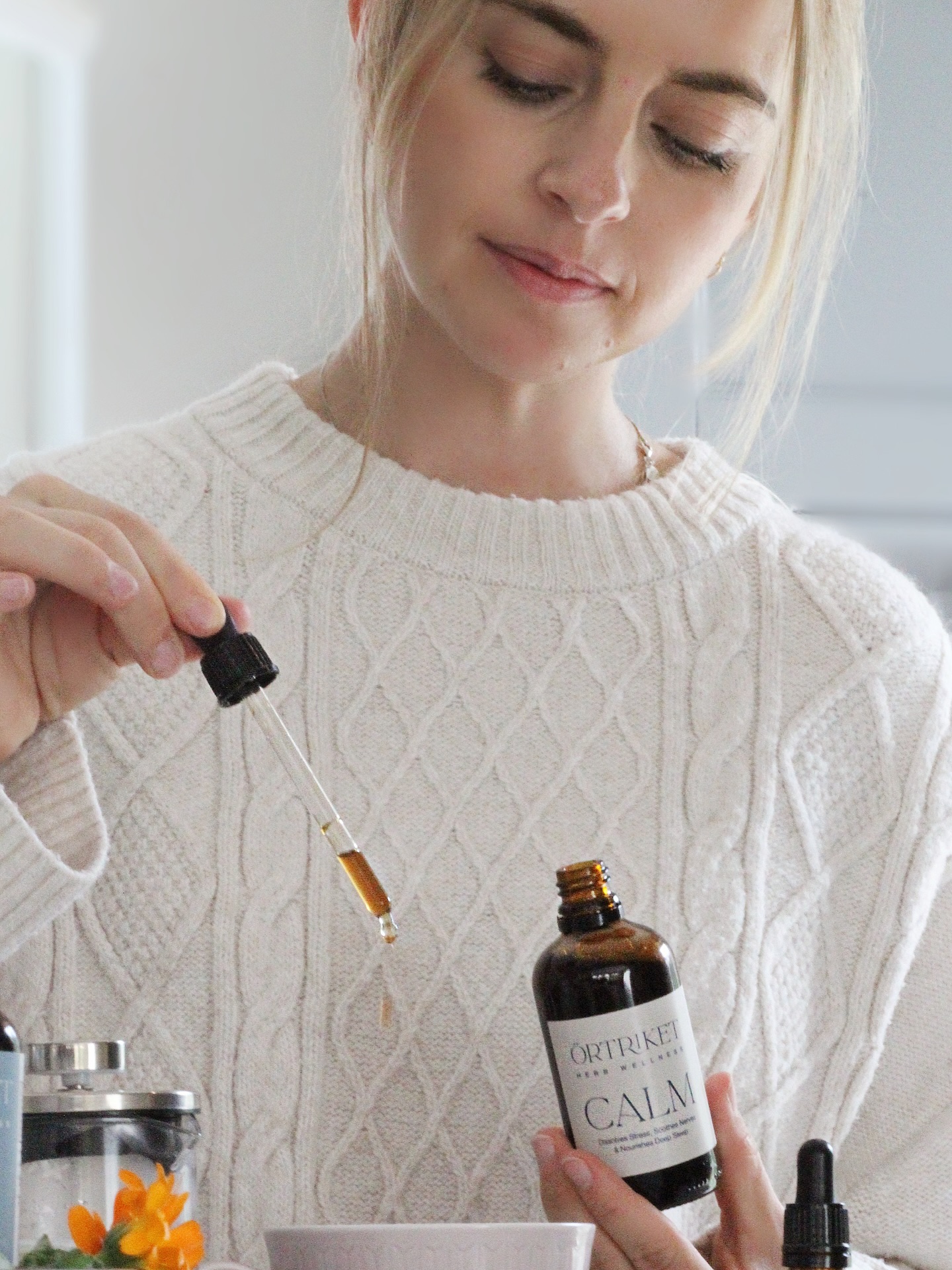 Visste du att du kan ta våra 🌿örttinkturer 🌿via pipetten direkt i munnen eller enkelt droppa i din dryck eller på din gröt på morgonen?
Tinkturen CALM som du ser på bilden är för dig som behöver en närande & stödjande formula som lugnar både kropp & sinne, lindrar stress samt hjälper till att läka de skadliga effekterna av kronisk stress.
Du kan även använda CALM under dagen för att lindra känslan av stress, hjärtklappning & kan med fördel användas under stressiga perioder för dämpa stresshormoner & lugna nervsystemet.
Om du ofta har svårt att komma ner i varv på kvällen är CALM helt fantastisk och hjälper även till att främja en djup & återhämtande sömn enligt TCM.
För mer info, klicka på länken 🔗 i vår bio 🤍
•
•
•
#örtriket #hälsa #örttinktur #hälsakroppsjäl #hälsaochlivsstil