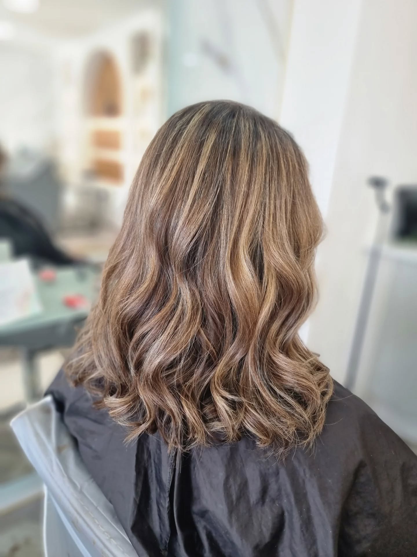 This session we refreshed with soft balayage pieces but also added in some lowlights , just to add more tones and break up the blonde 🥰
.
.
.
📍 @the.secret.salon.manchester
.
.
#manchesterhairdresser #ecclessalon #bespokebalayage #softwaves