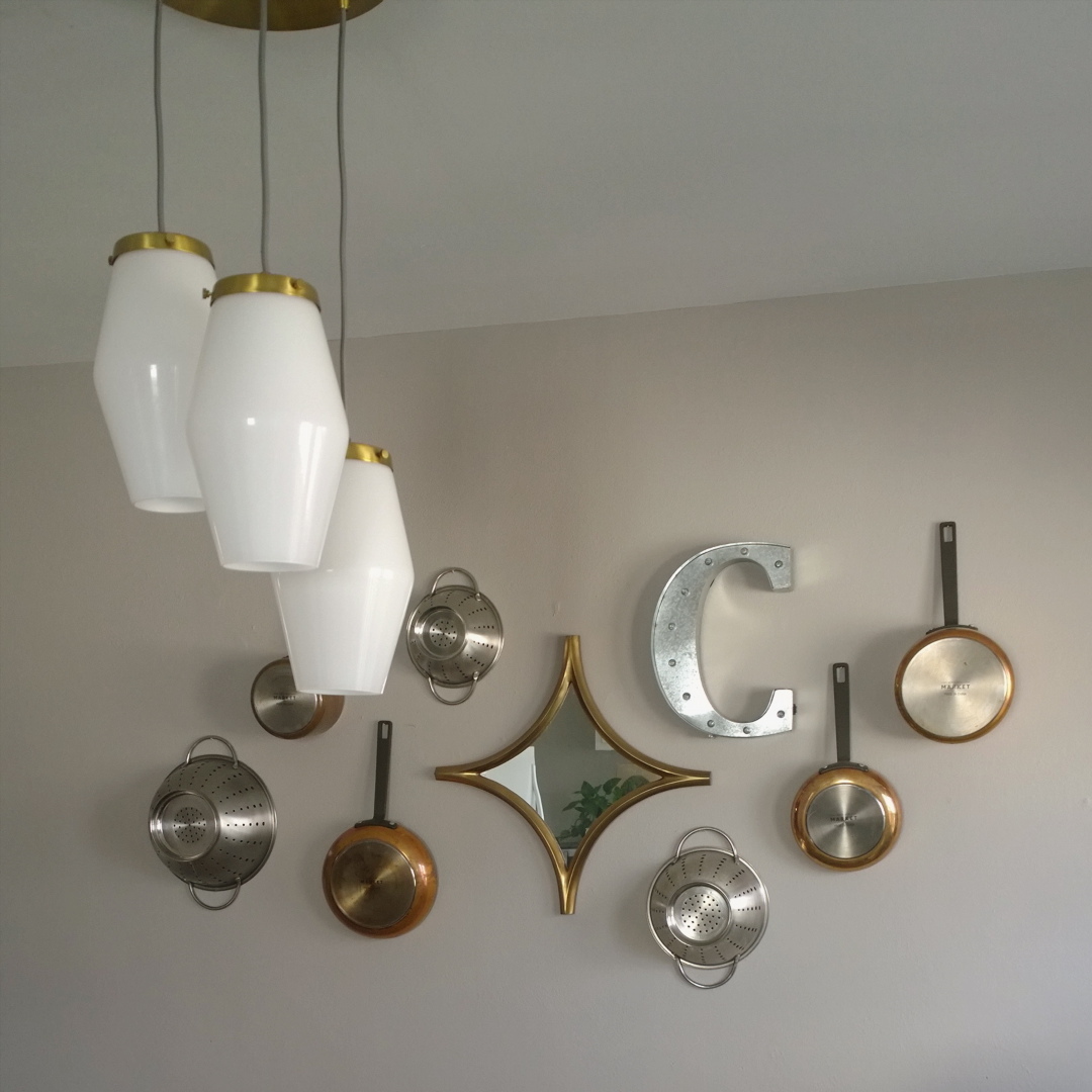 Who said you can't have some fun in your kitchen /dining area? This functional gallery wall of pots, pans, and colanders have been such a space saver! And it looks beautiful!
.
.
.
.
.
.
#slatedstaging #interior123 #interiordesign #stlinteriordesigner #homestaging #interiodecoration #gallerywall #copper #brass #spacesaver #smallspaces #functionaldesign