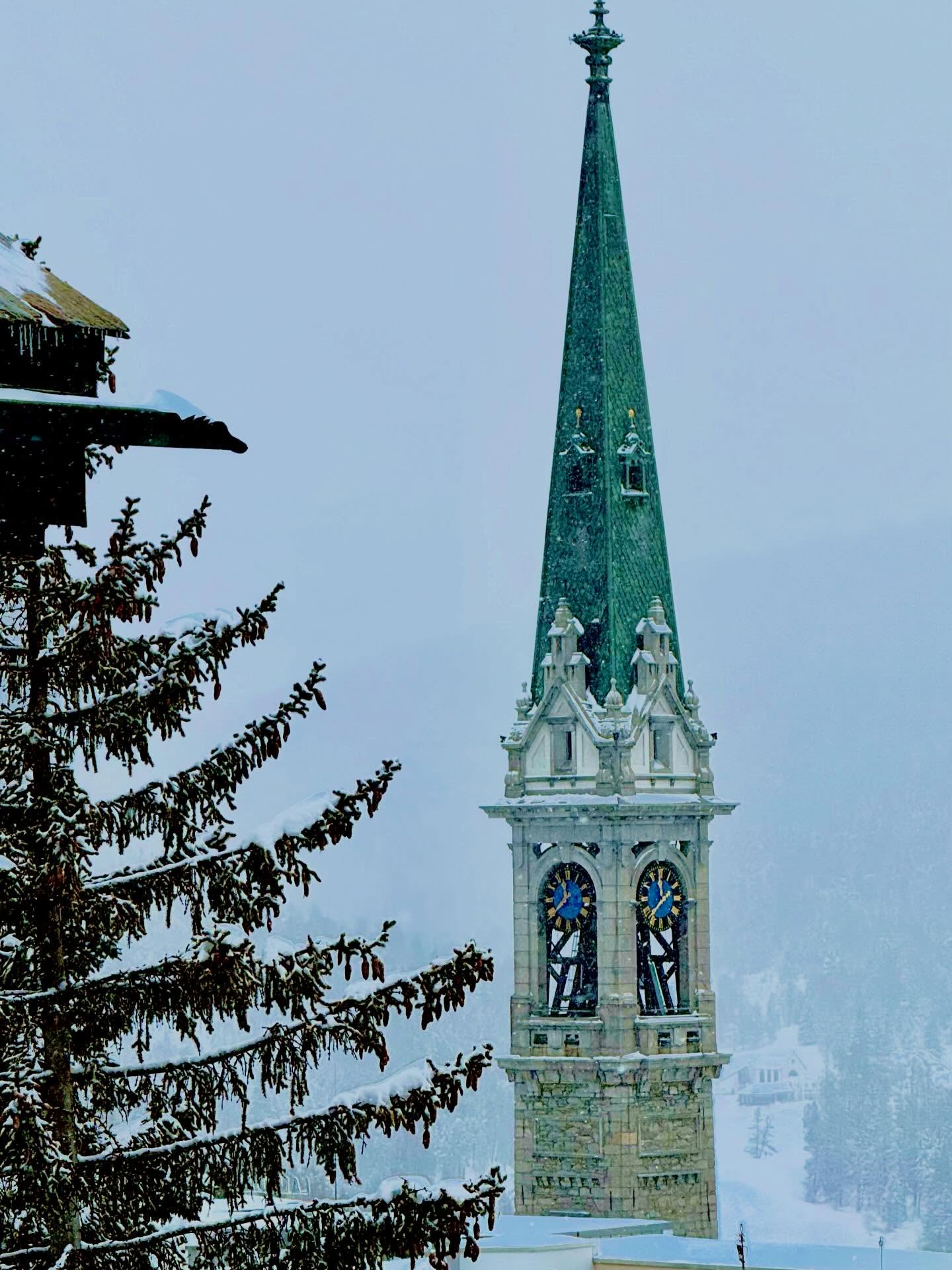 Snow falling right on time #stmoritz #switzerland🇨🇭 #swissalps🇨🇭 #travelbloggers retireandtrave
