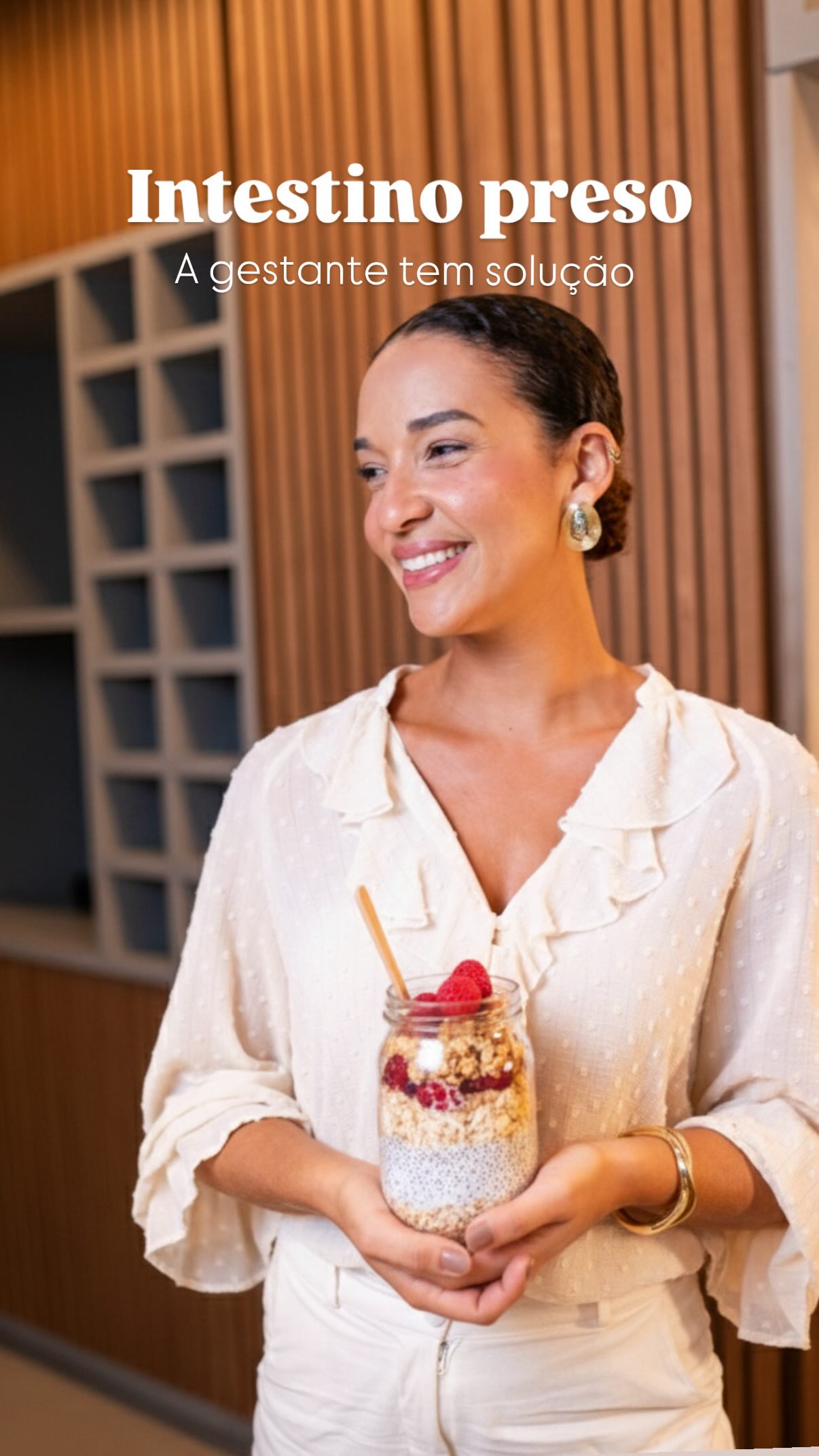 Constipação na gestação é comum, mas não precisa ser normalizada.
Ela acontece por mudanças hormonais, crescimento do útero e, muitas vezes, por ajustes inadequados na alimentação.
Na prática, o que ajuda:
• fibras na quantidade certa (não é exagerar)
• boa hidratação
• alimentos que estimulam o intestino de forma gentil
• rotina alimentar organizada
Quando o intestino funciona melhor, a gestante se sente mais leve, mais confortável e com melhor absorção de nutrientes 🤍
Se a constipação faz parte da sua rotina na gravidez, o acompanhamento nutricional pode ajudar muito.