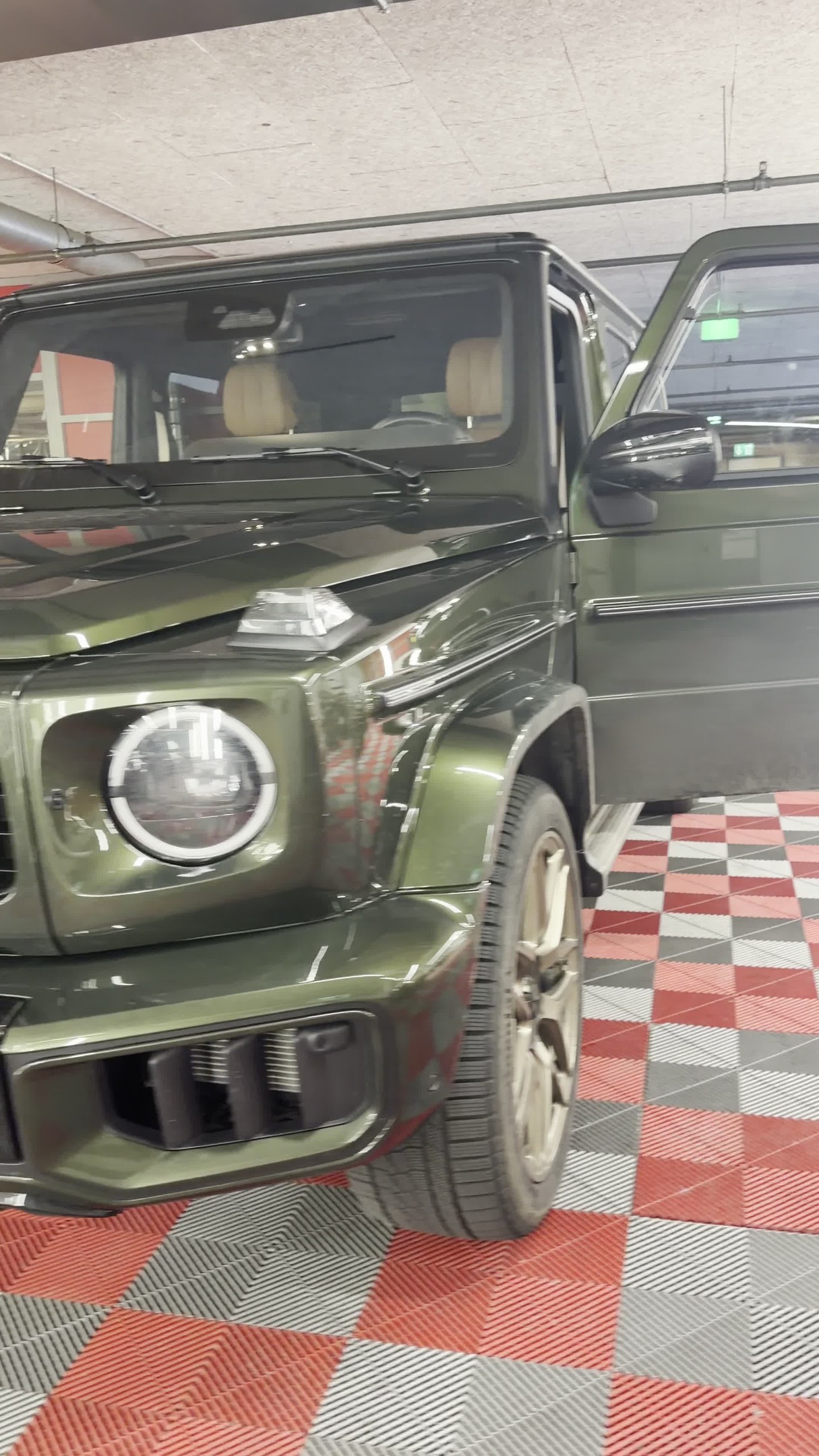 ✨ Mercedes Classe G soigné à Martigny (Quartz)
Nettoyage Prestigieux pour sublimer ce véhicule emblématique, à l’intérieur comme à l’extérieur 💎
Un soin à la hauteur de son caractère.
📍 EasycleanVS – Quartz, Martigny
#EasycleanVS #MercedesClasseG #Detailing #Prestigieux #Quartz #Martigny #LuxuryCars #CarCare