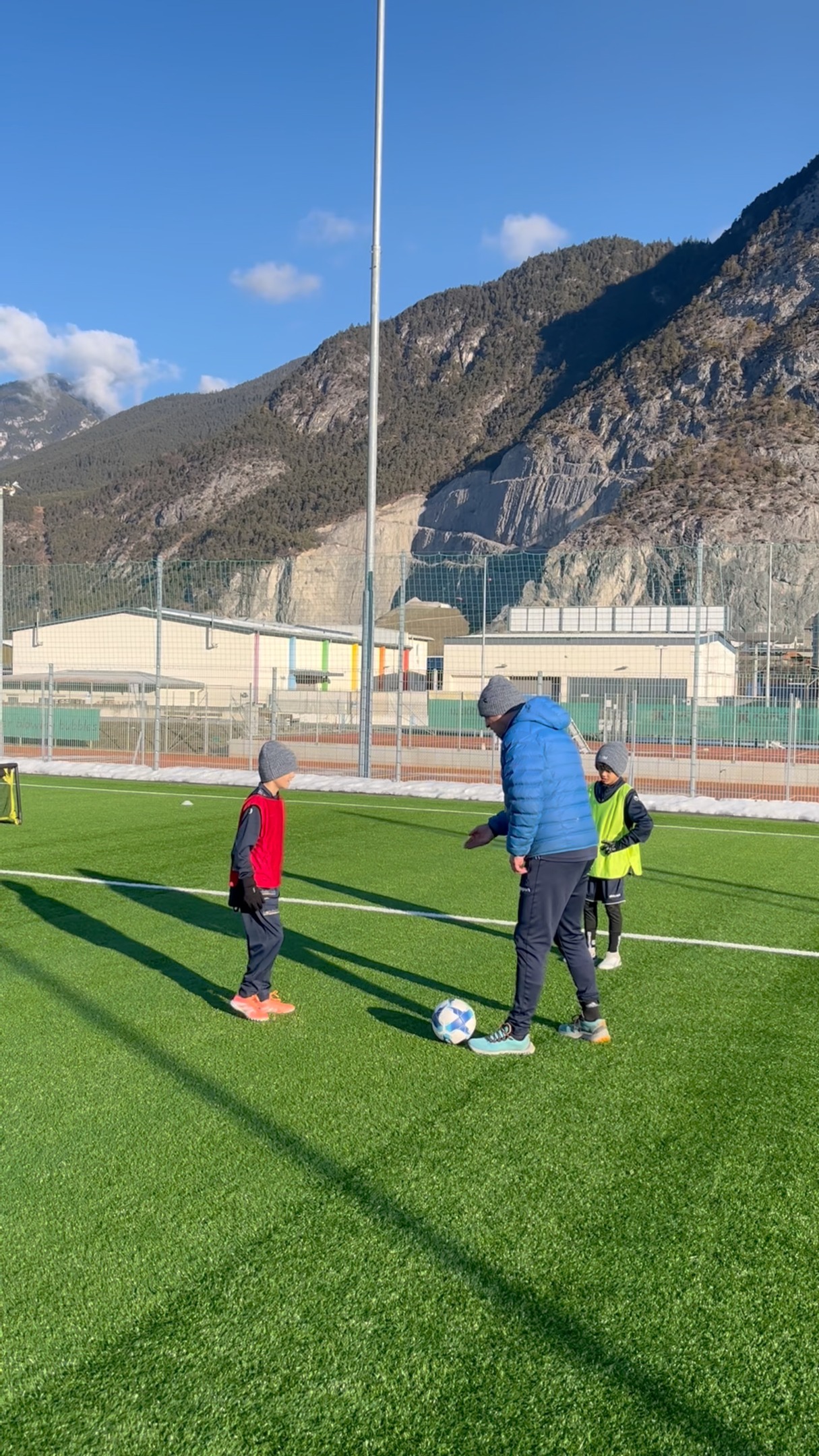 Der Ball ist die Musik. Du hörst jeden Kontakt, jeden Pass – und das Coaching dazwischen. So klingt Fokus, Intensität und Entwicklung.⚽🔥